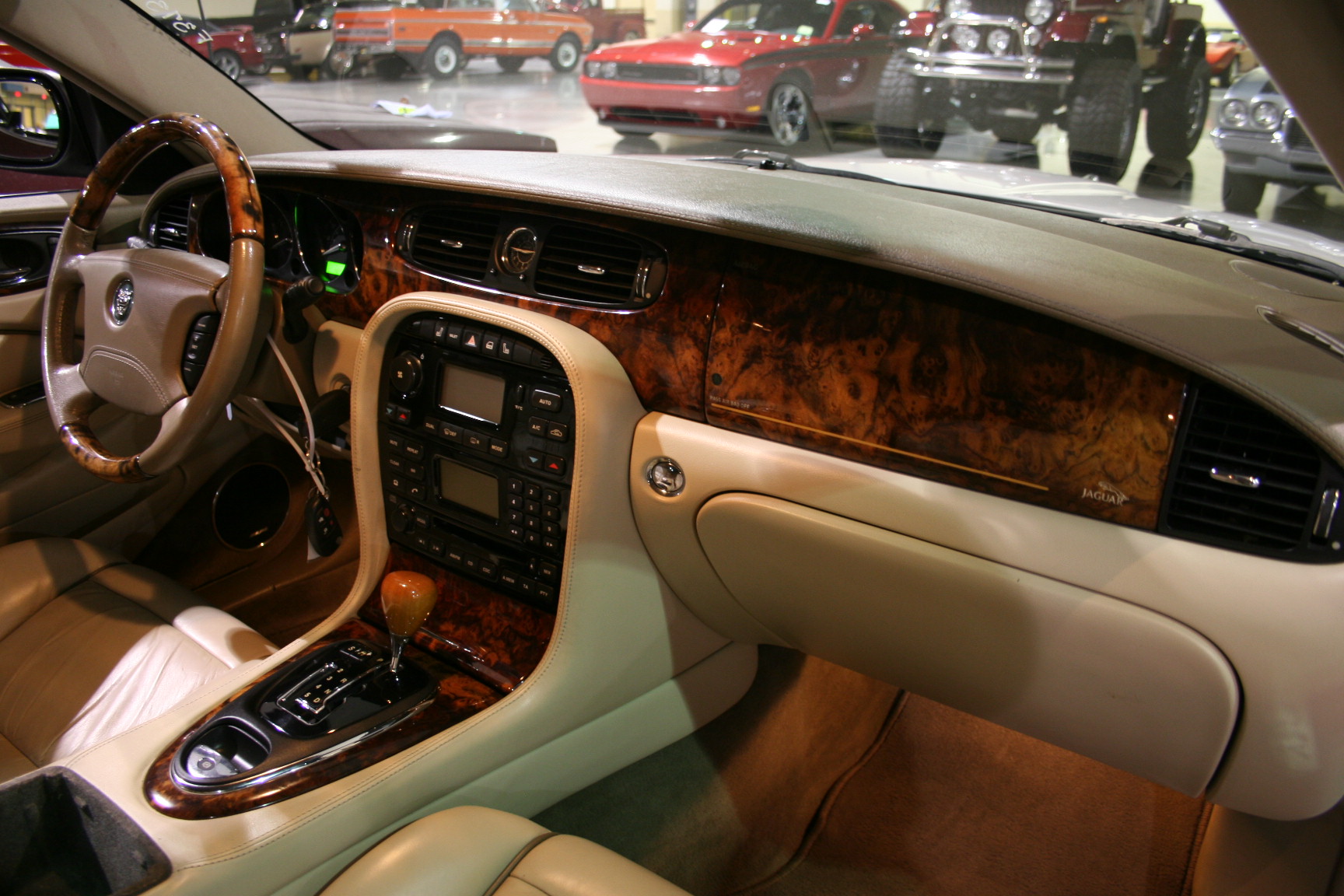 7th Image of a 2004 JAGUAR XJ SERIES VANDEN PLAS