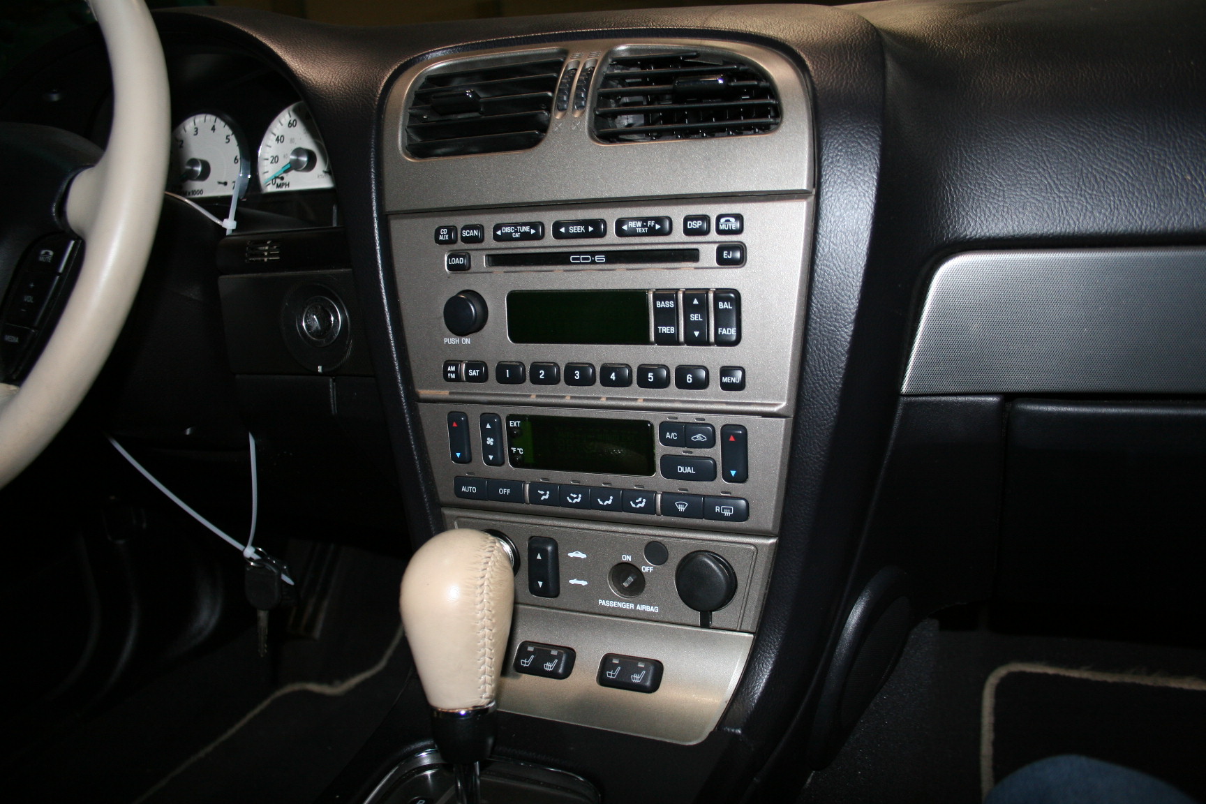 8th Image of a 2005 FORD THUNDERBIRD