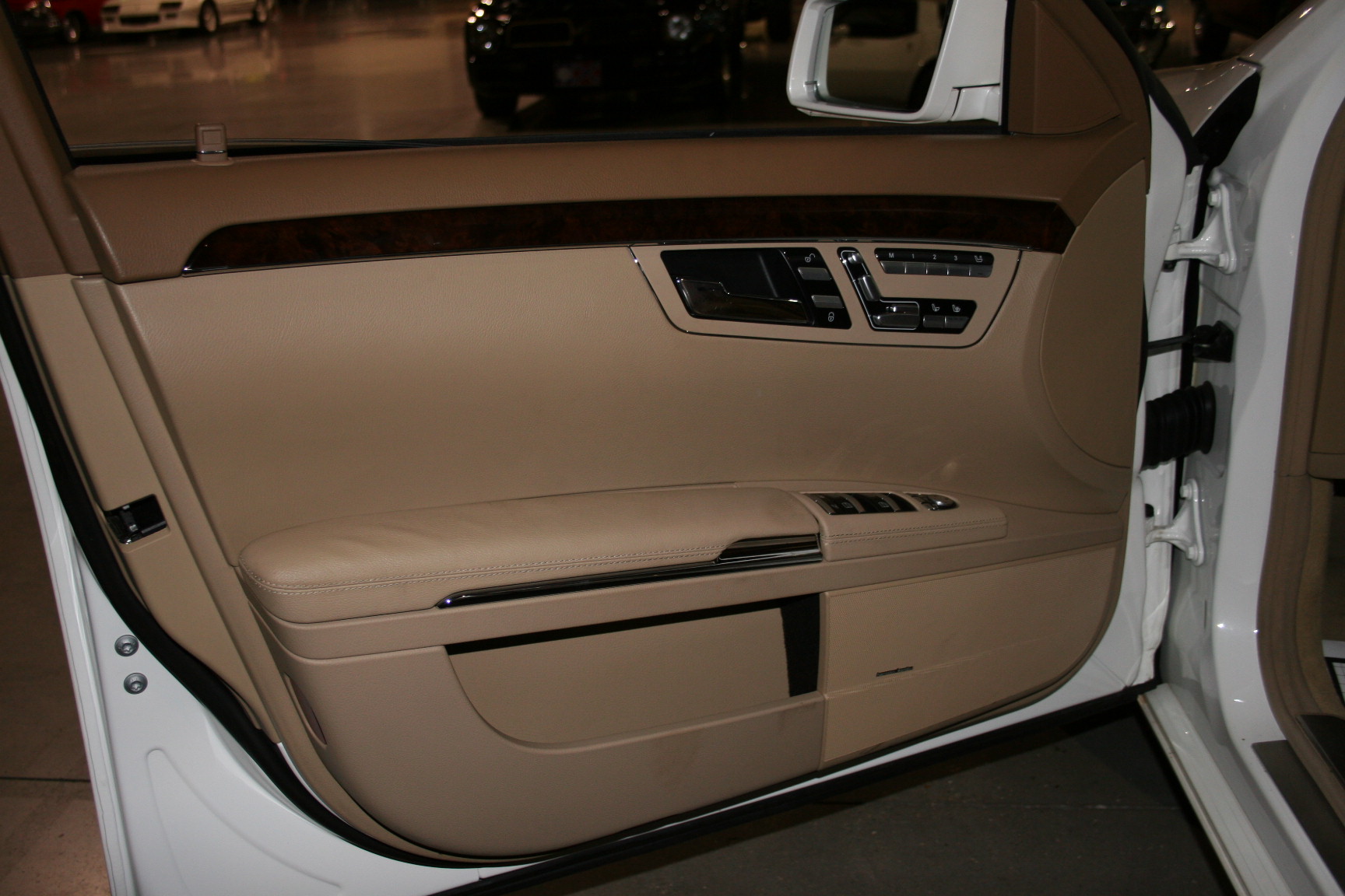 8th Image of a 2011 MERCEDES-BENZ S-CLASS S550
