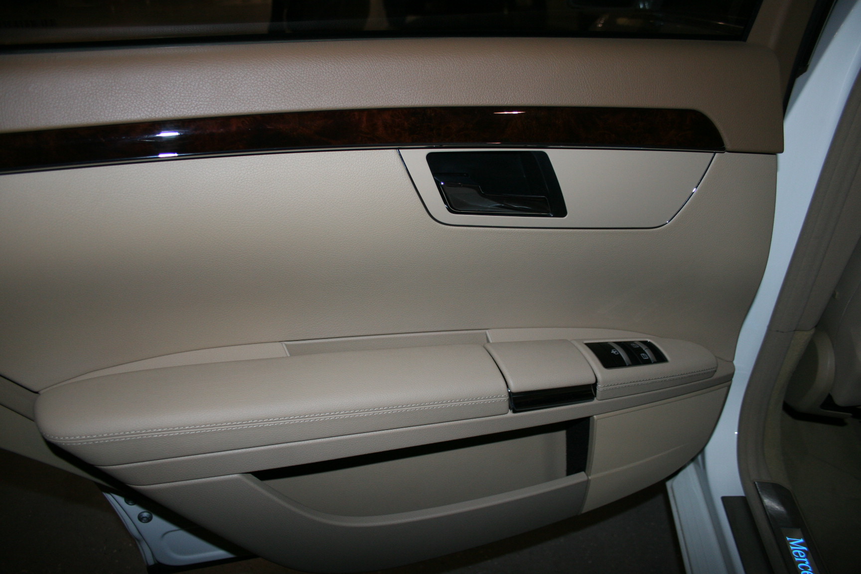 13th Image of a 2011 MERCEDES-BENZ S-CLASS S550
