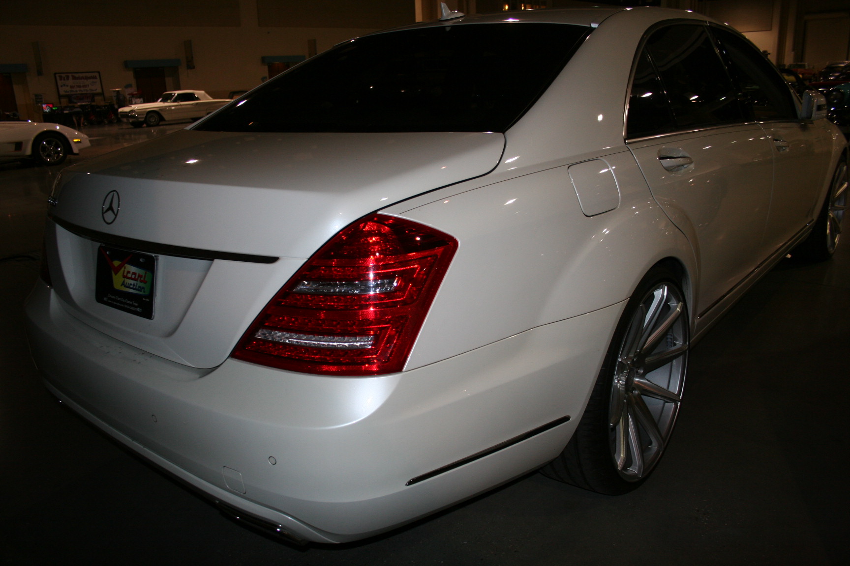 18th Image of a 2011 MERCEDES-BENZ S-CLASS S550