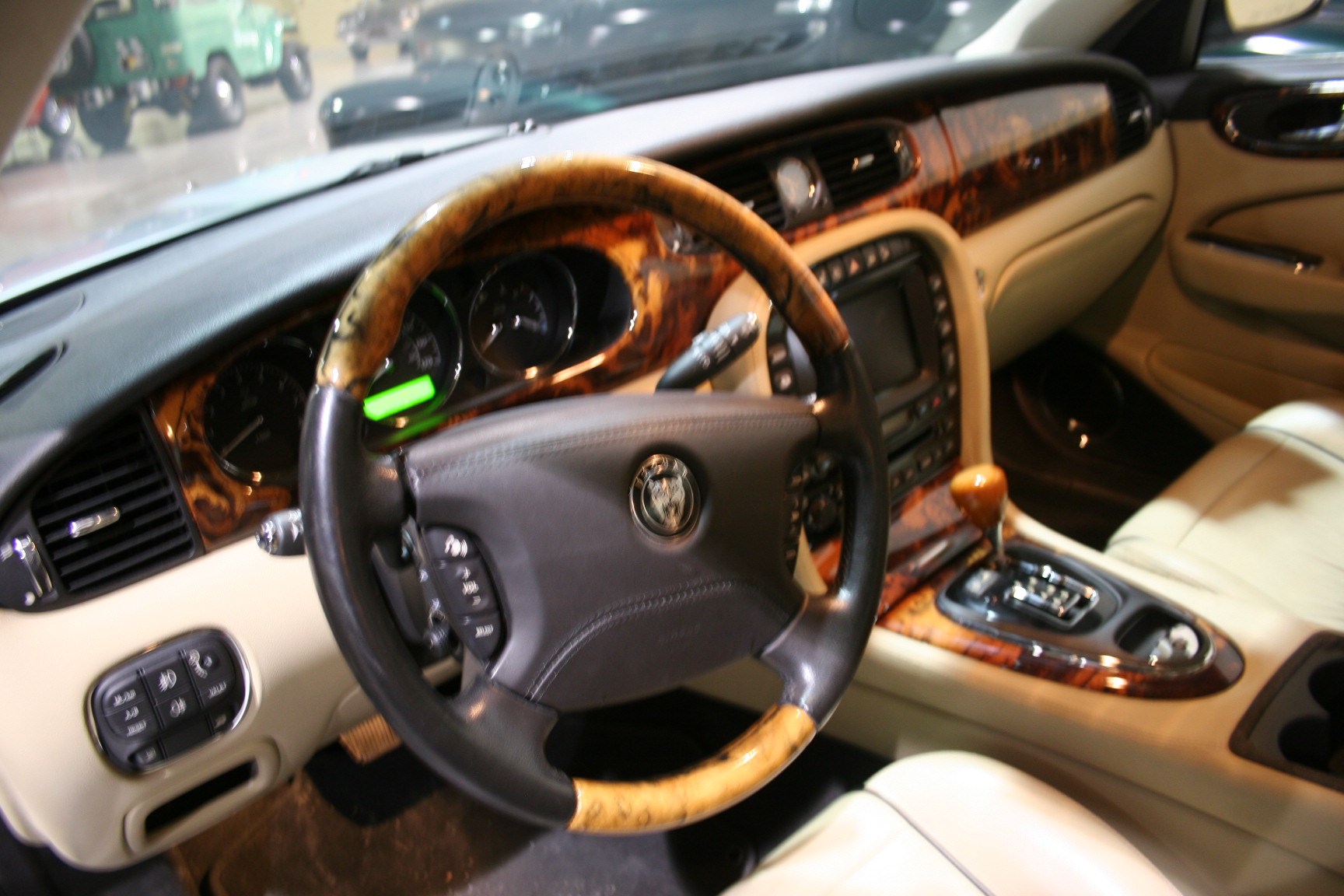 4th Image of a 2007 JAGUAR XJ8