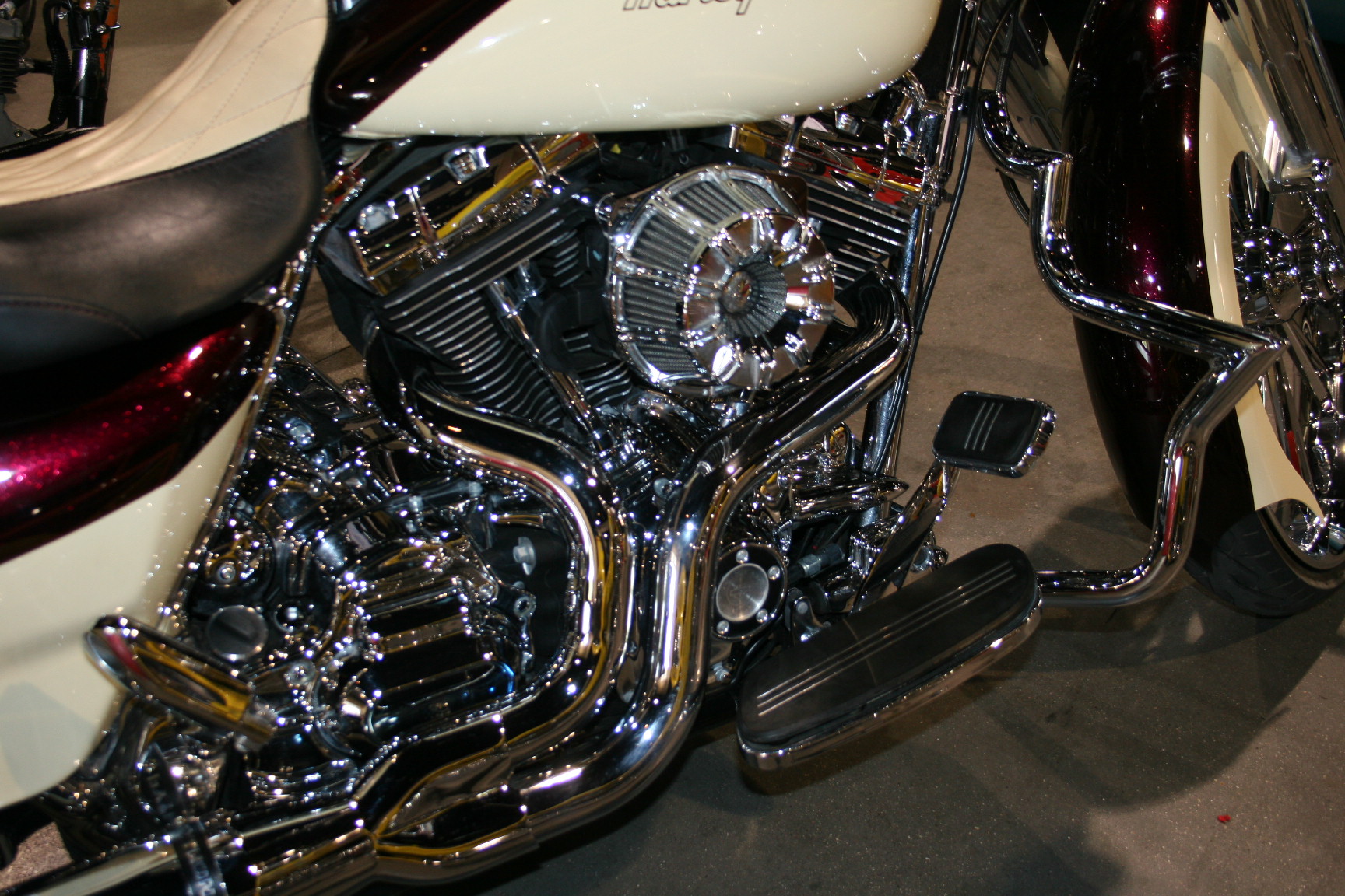 2nd Image of a 2014 HARLEY-DAVIDSON FLHXS