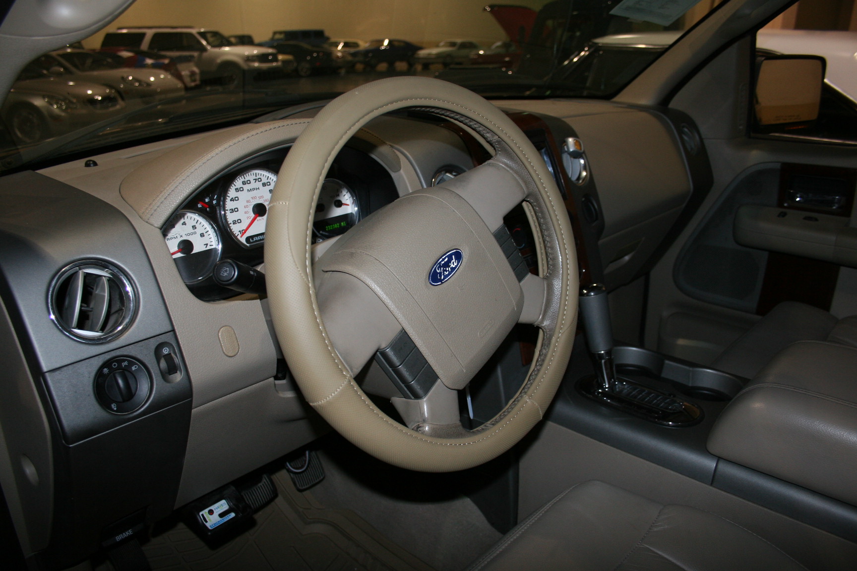 5th Image of a 2005 FORD F-150 LARIAT