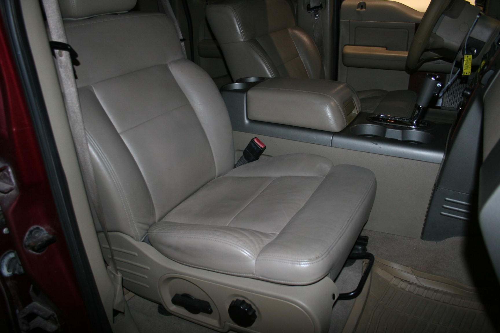 8th Image of a 2005 FORD F-150 LARIAT