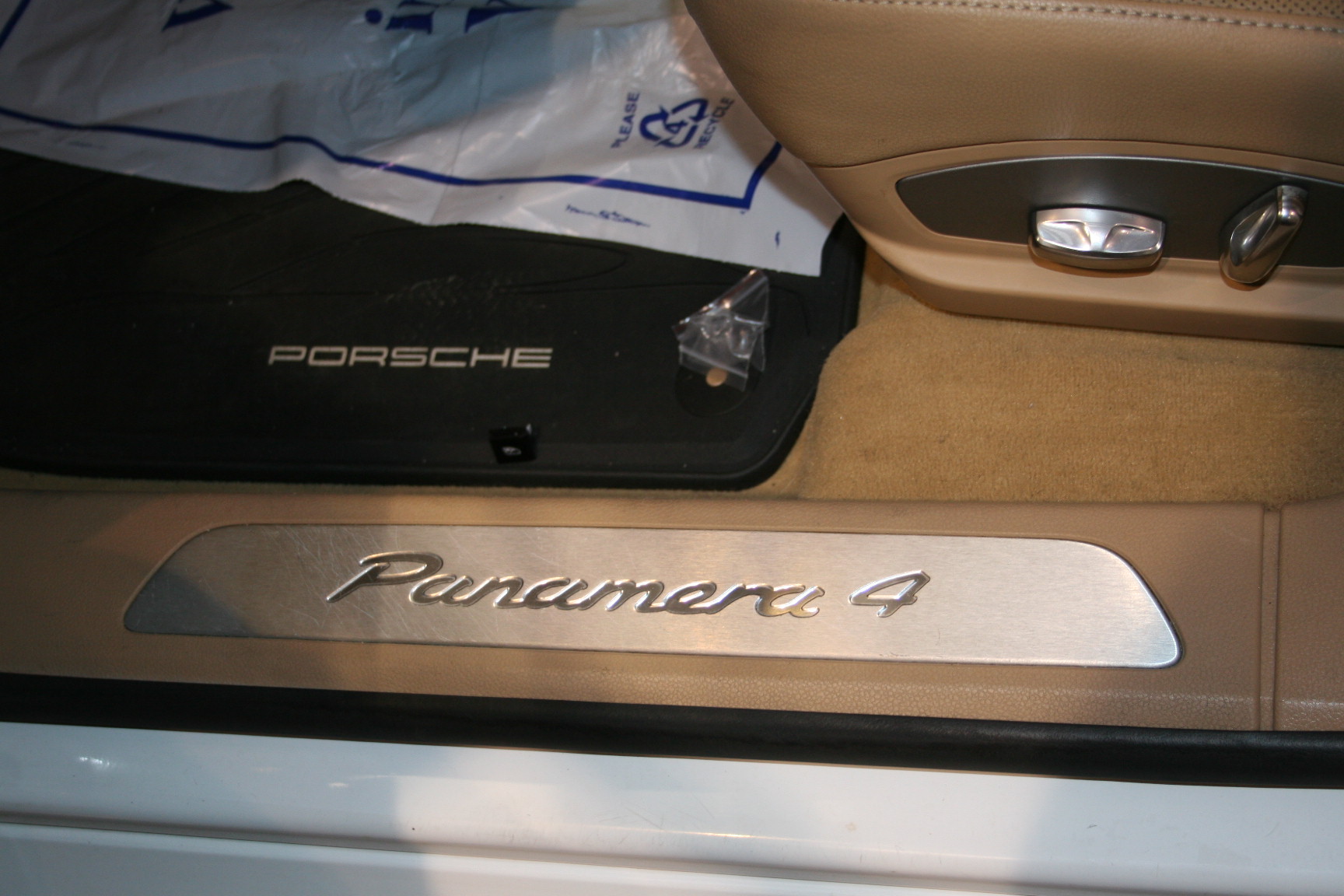 7th Image of a 2011 PORSCHE PANAMERA