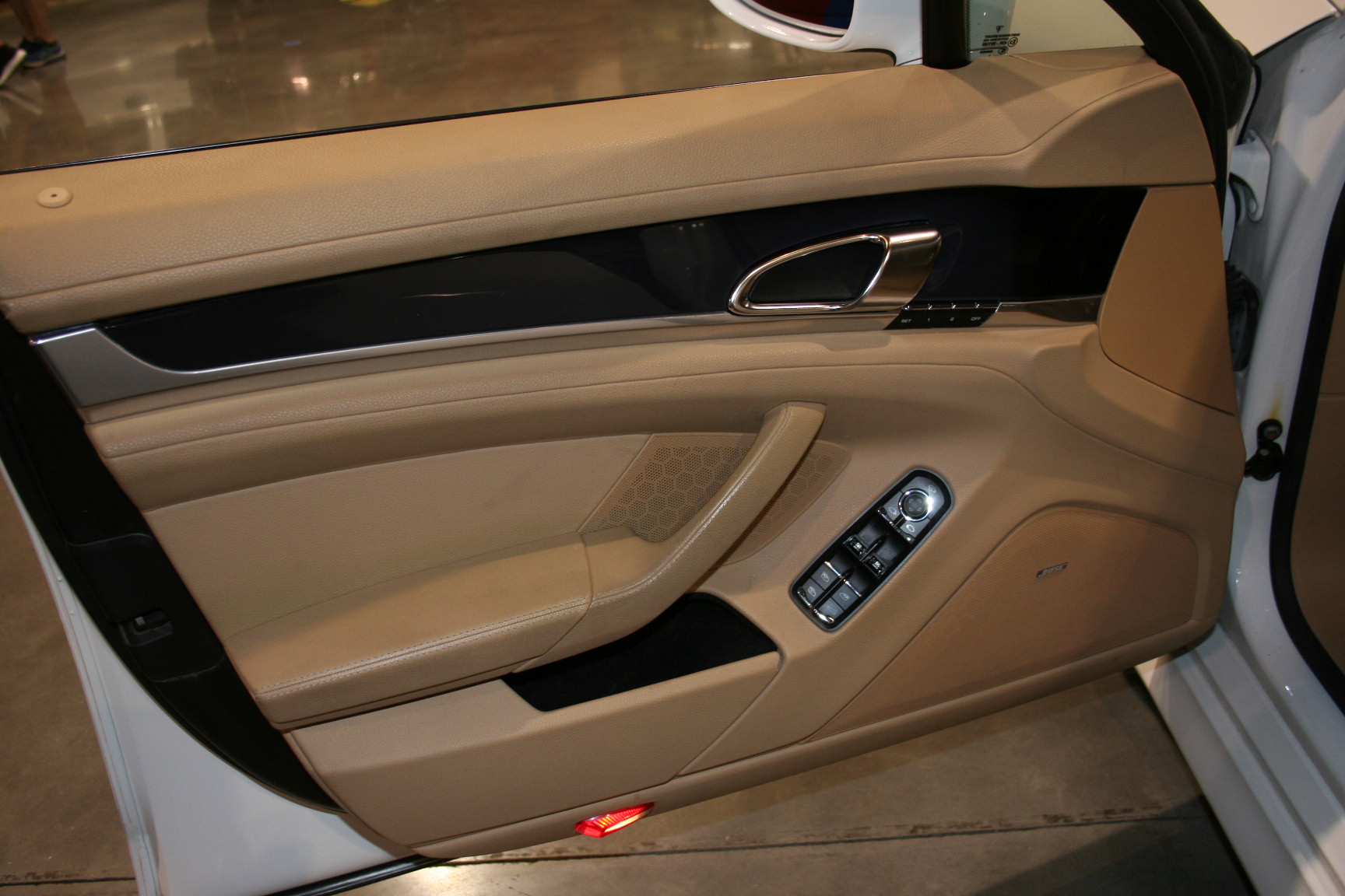 8th Image of a 2011 PORSCHE PANAMERA