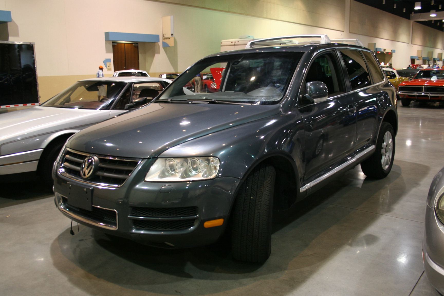 1st Image of a 2005 VOLKSWAGEN TOURAG