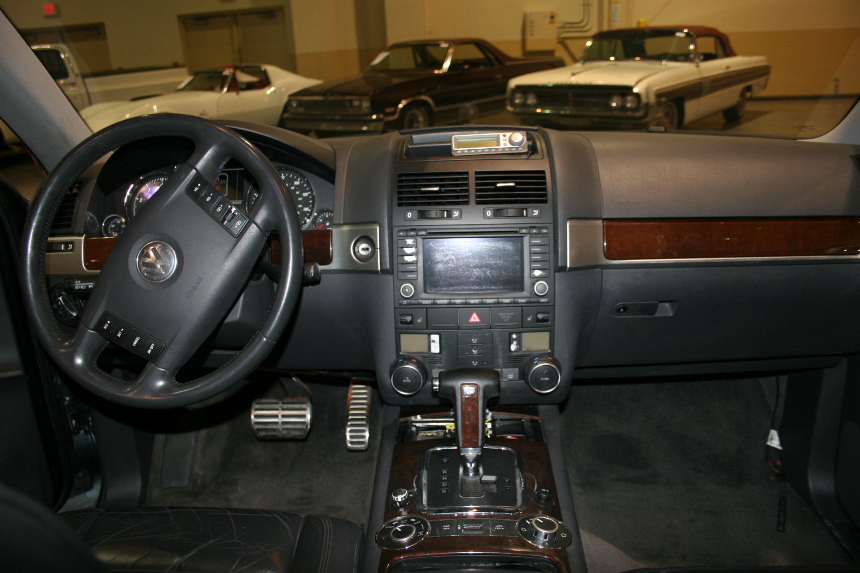 3rd Image of a 2005 VOLKSWAGEN TOURAG