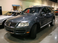 Image 2 of 11 of a 2005 VOLKSWAGEN TOURAG