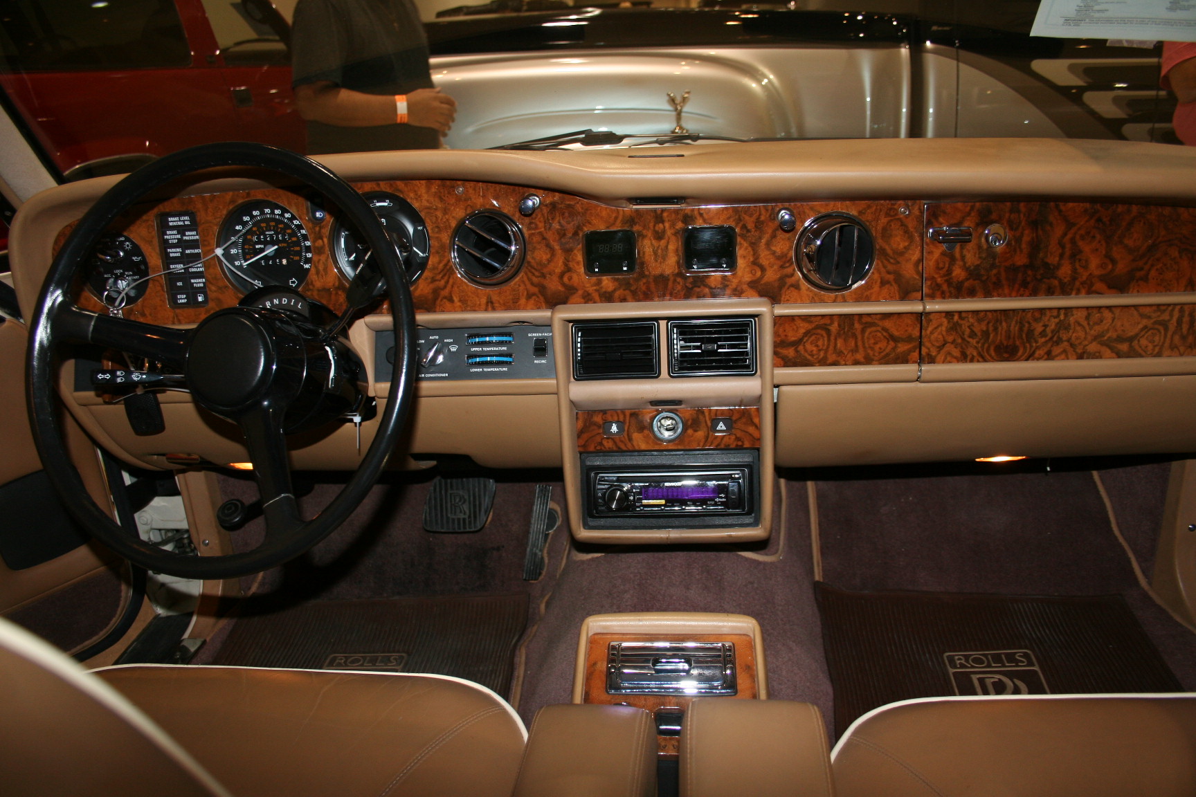 3rd Image of a 1988 ROLLS ROYCE SILVER SPUR