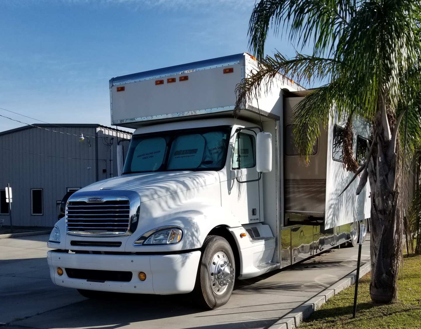 2nd Image of a 2006 FREIGHTLINER COLUMBIA CL120