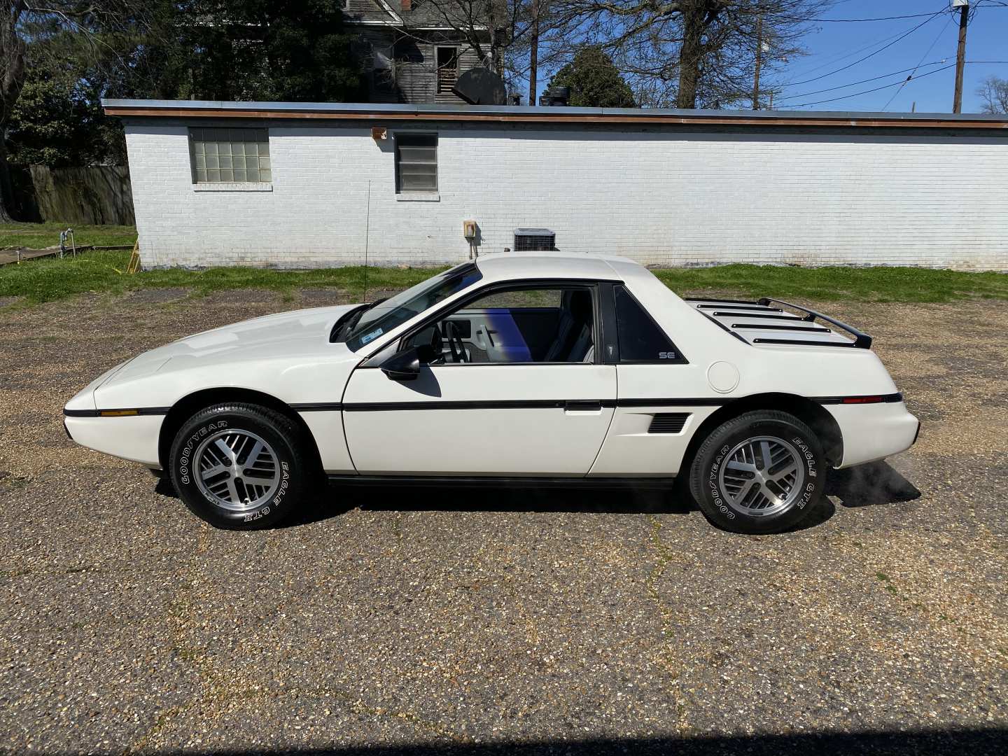 3rd Image of a 1984 PONTIAC FIERO SE