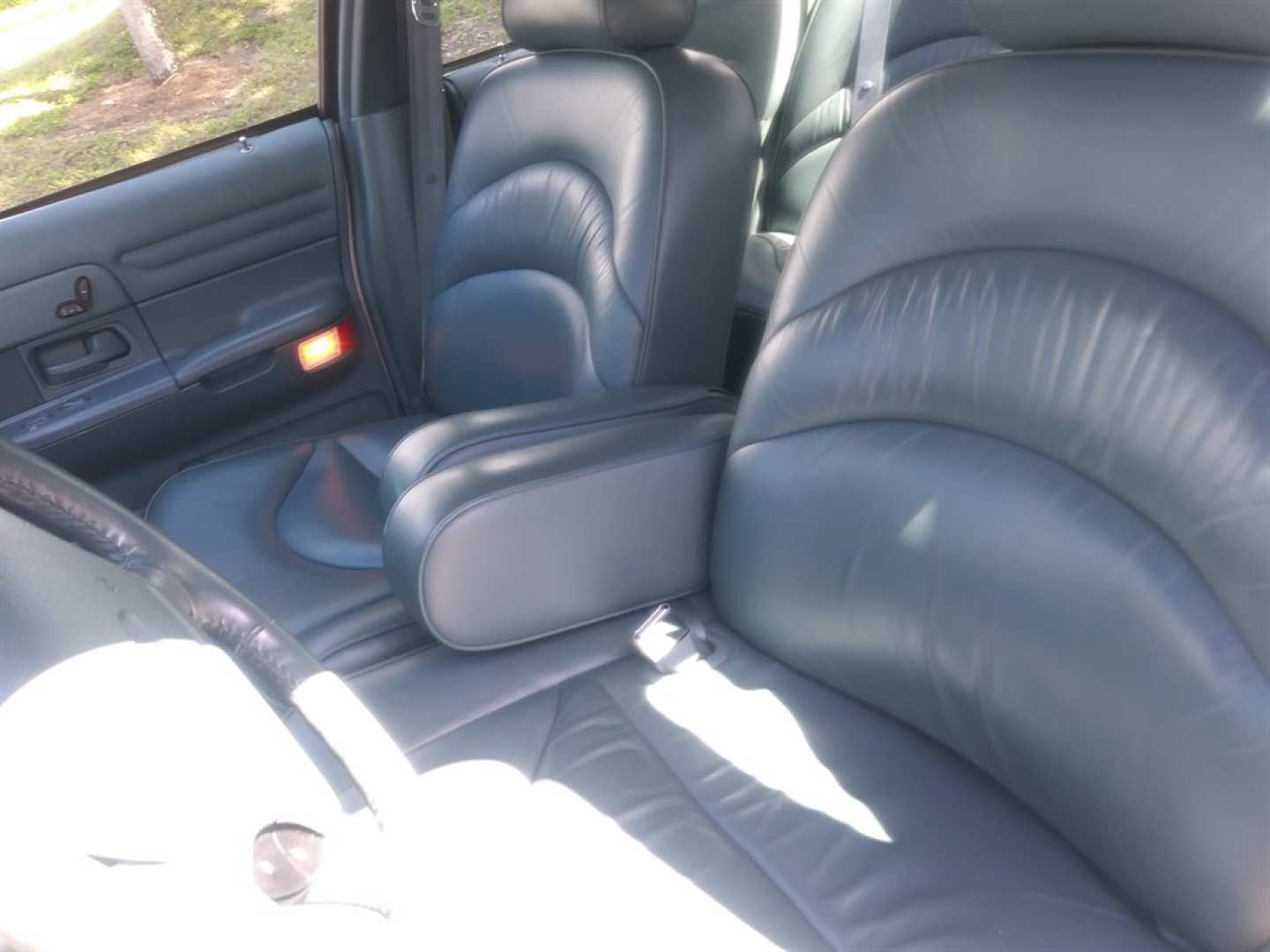 3rd Image of a 1996 FORD CROWN VICTORIA LX