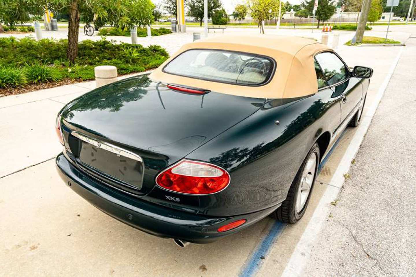 2nd Image of a 2001 JAGUAR XK8