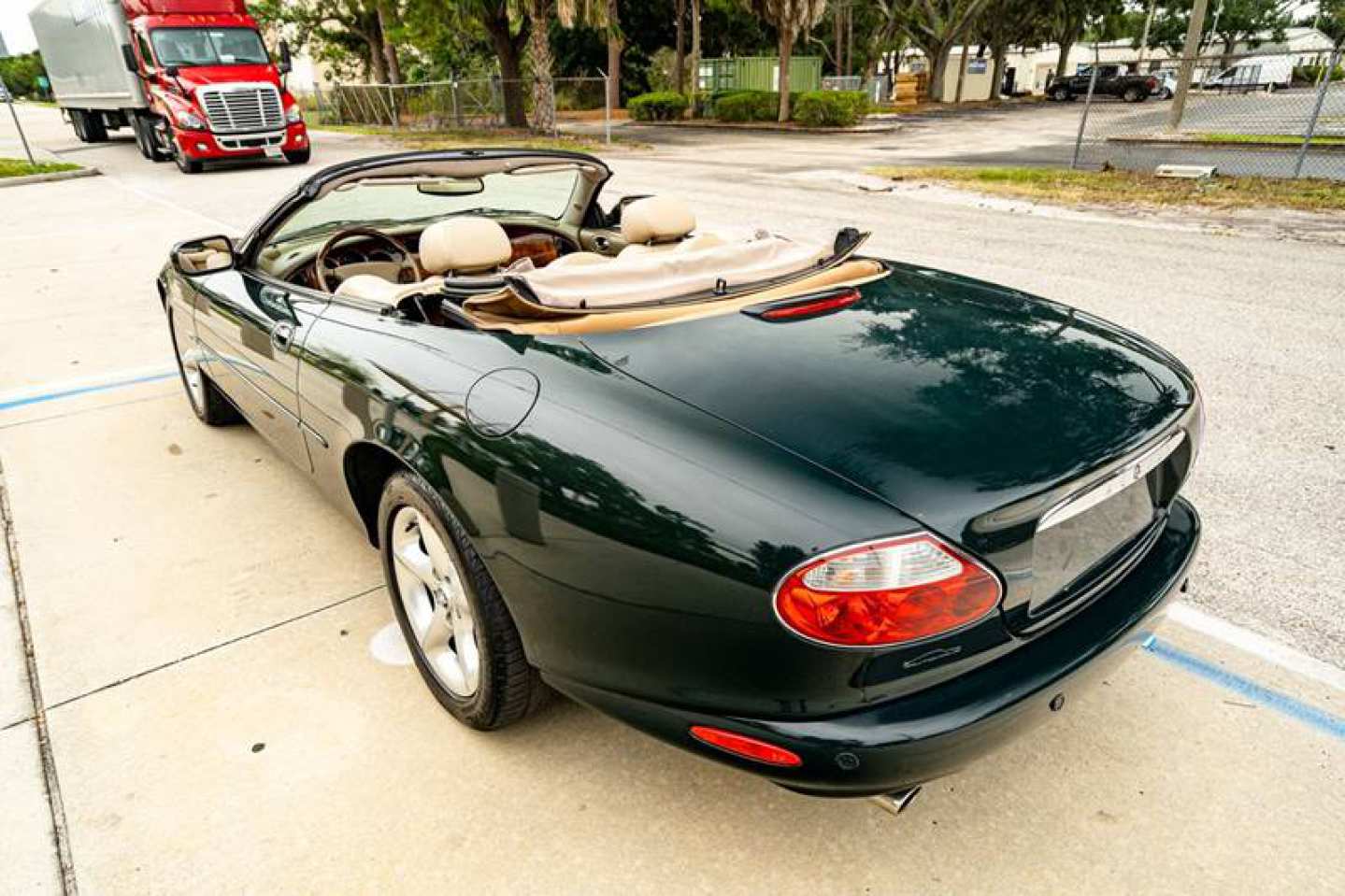 4th Image of a 2001 JAGUAR XK8