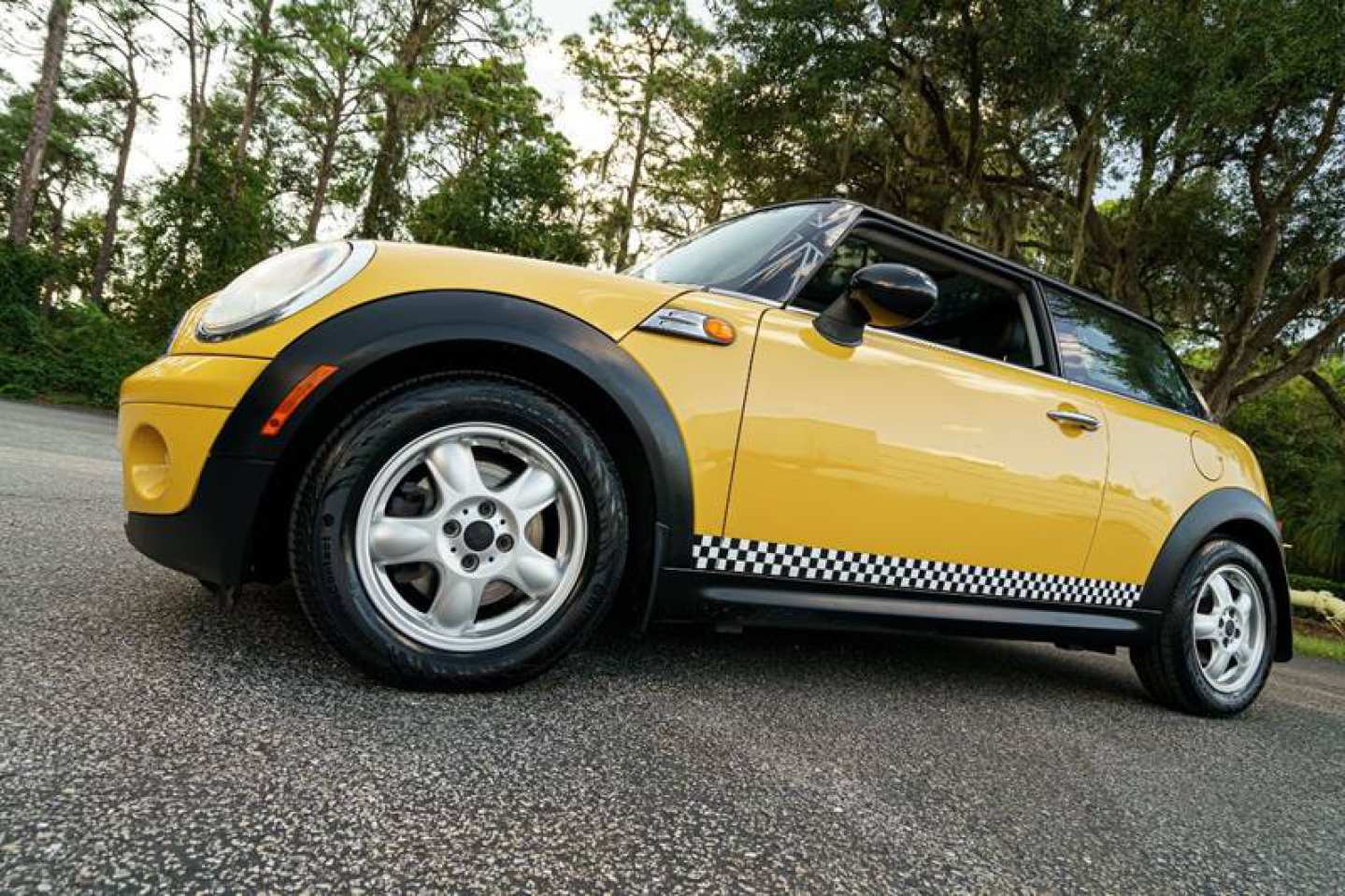 2nd Image of a 2009 MINI MINI COOPER