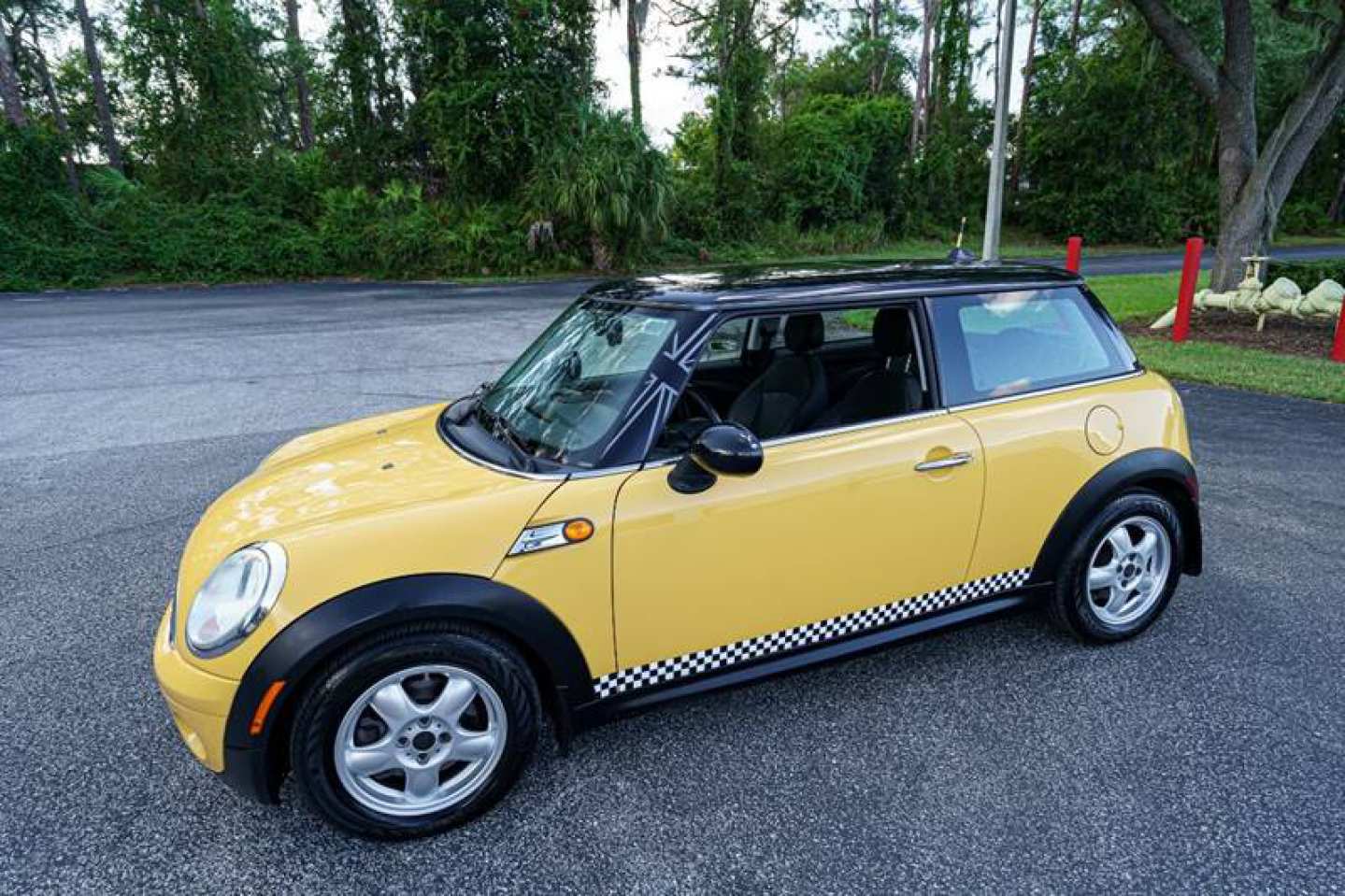 3rd Image of a 2009 MINI MINI COOPER