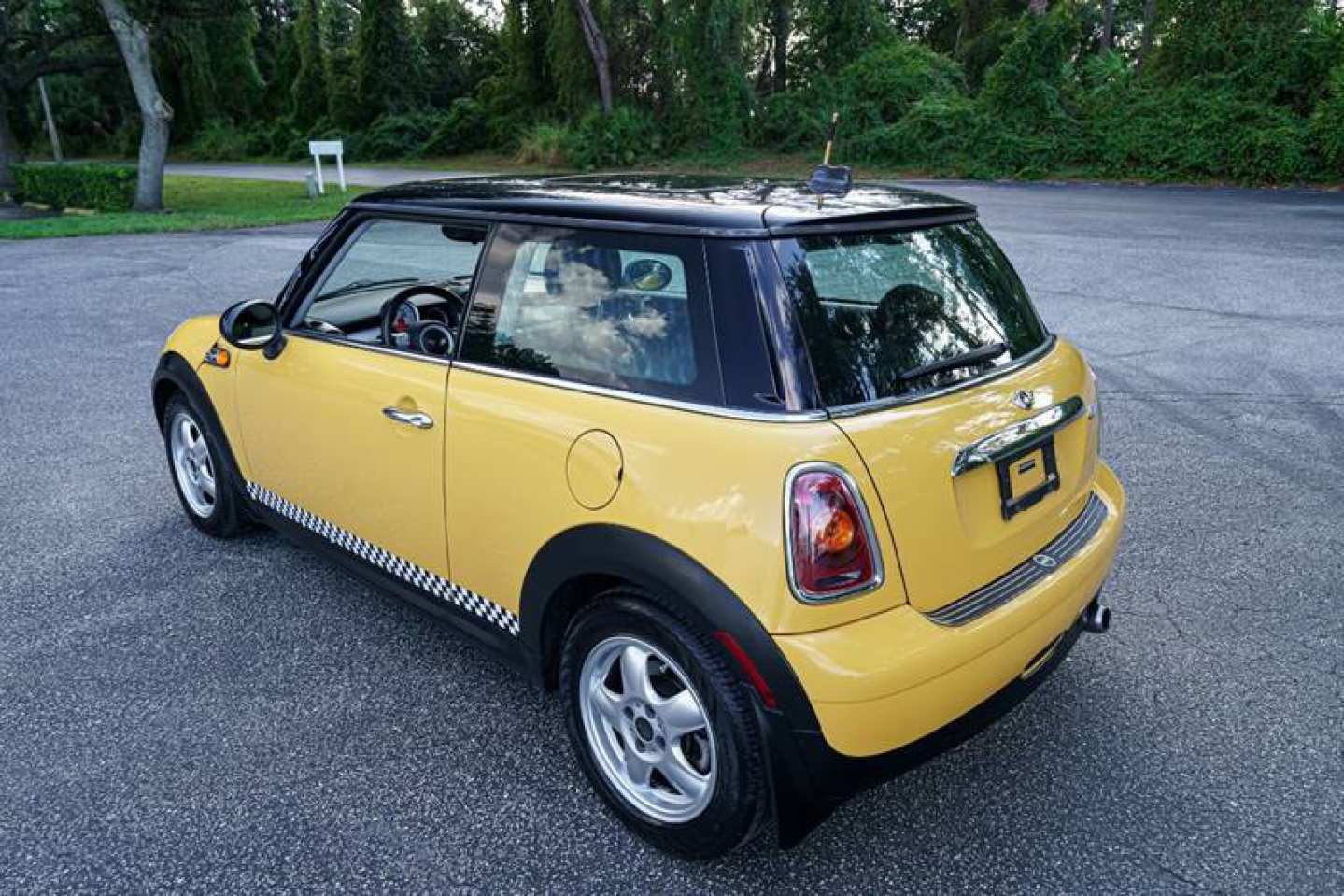 4th Image of a 2009 MINI MINI COOPER