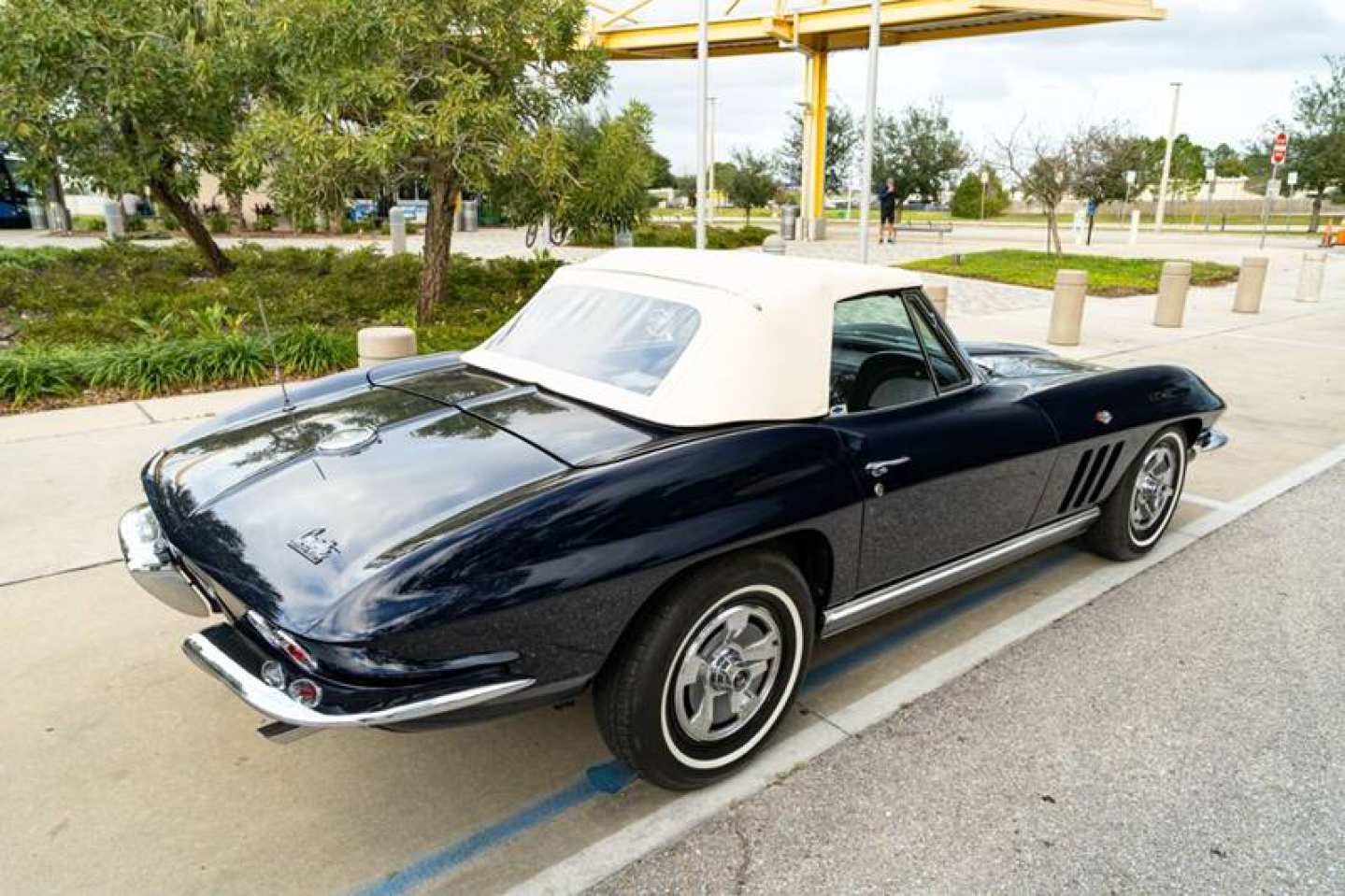 1st Image of a 1966 CHEVROLET CORVETTE