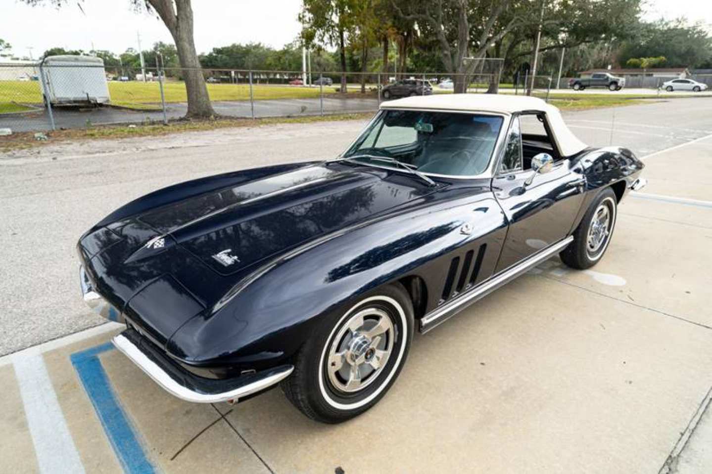 3rd Image of a 1966 CHEVROLET CORVETTE