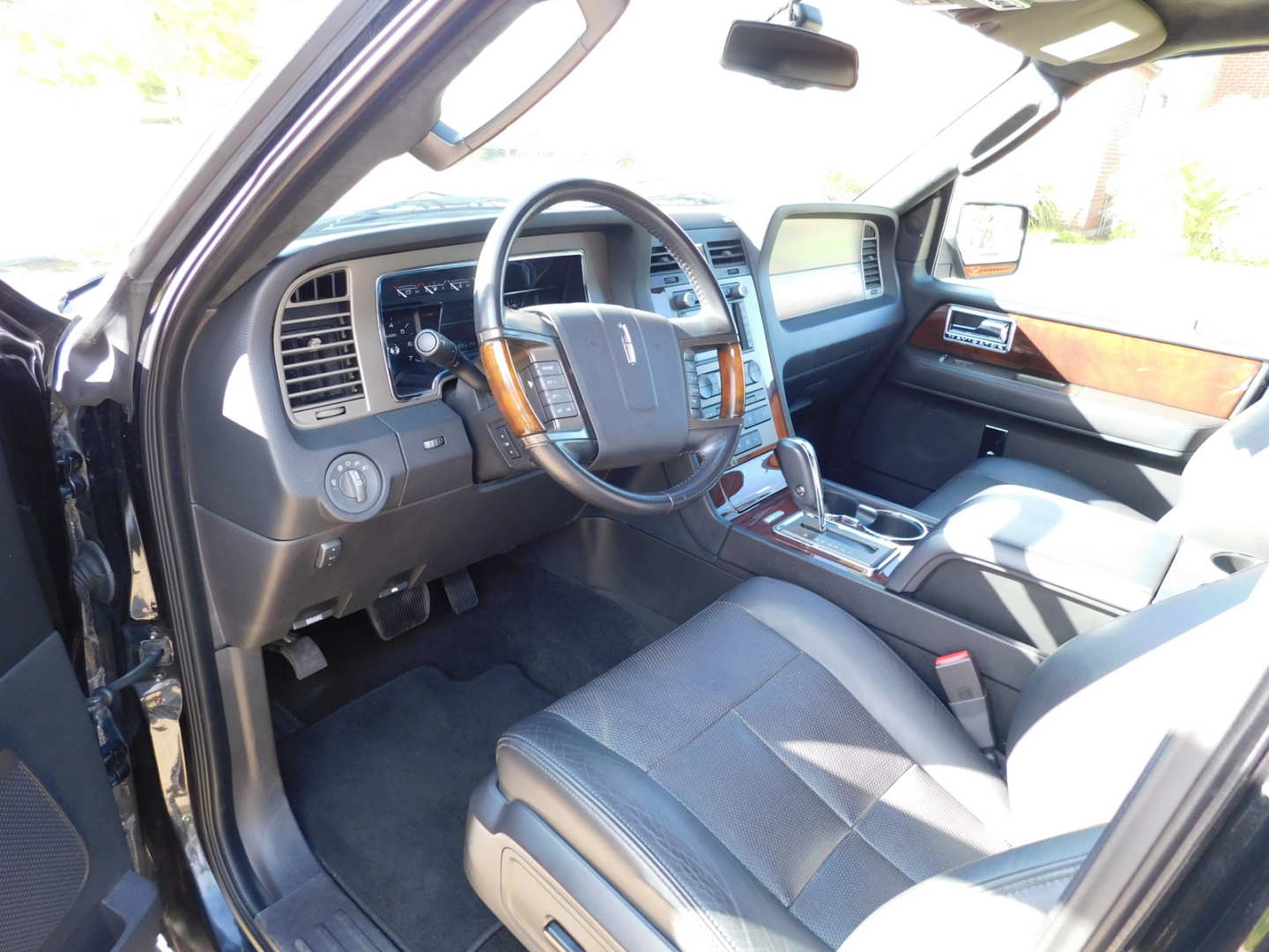 5th Image of a 2014 LINCOLN NAVIGATOR