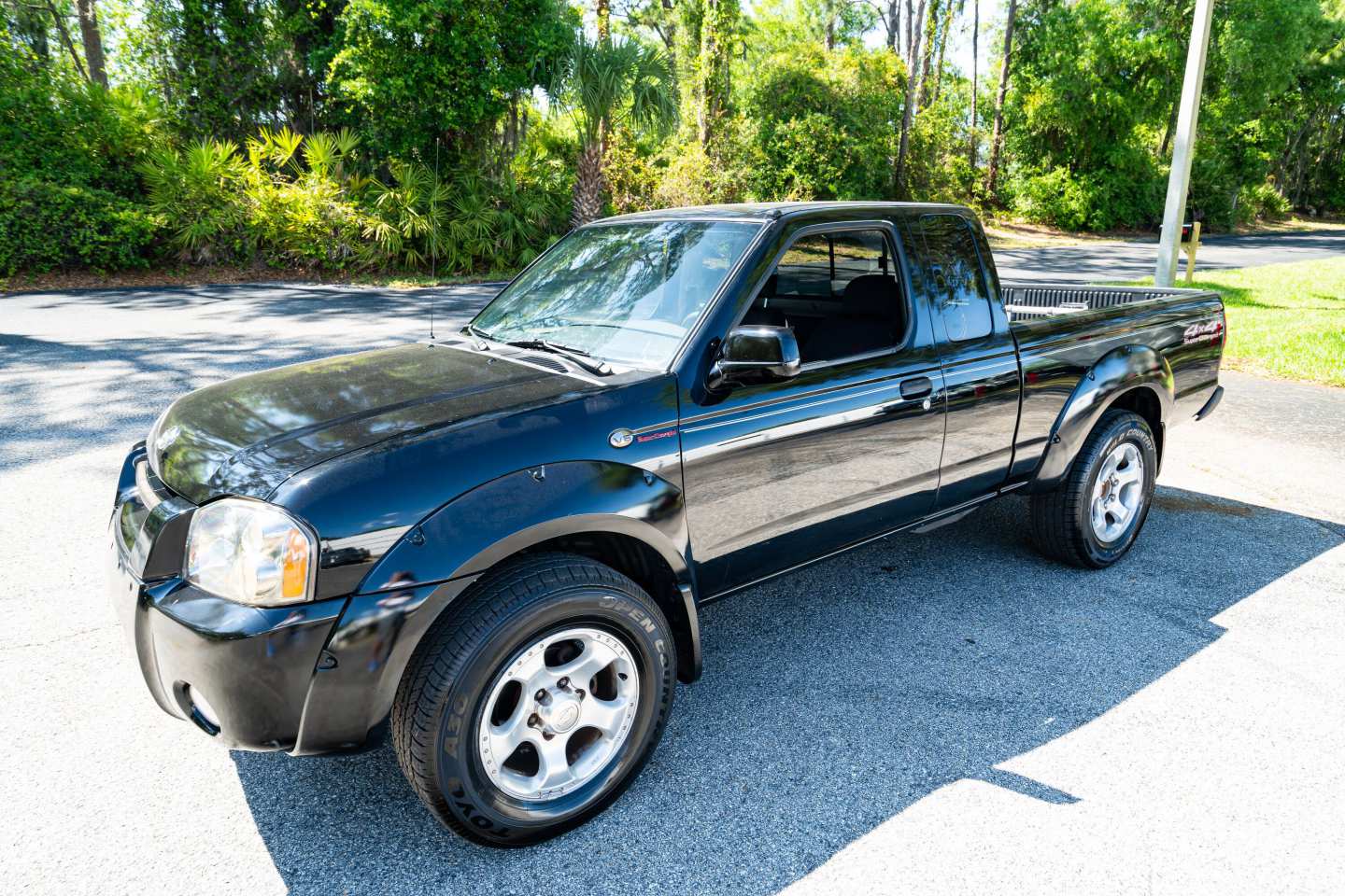 2nd Image of a 2001 NISSAN FRONTIER SC