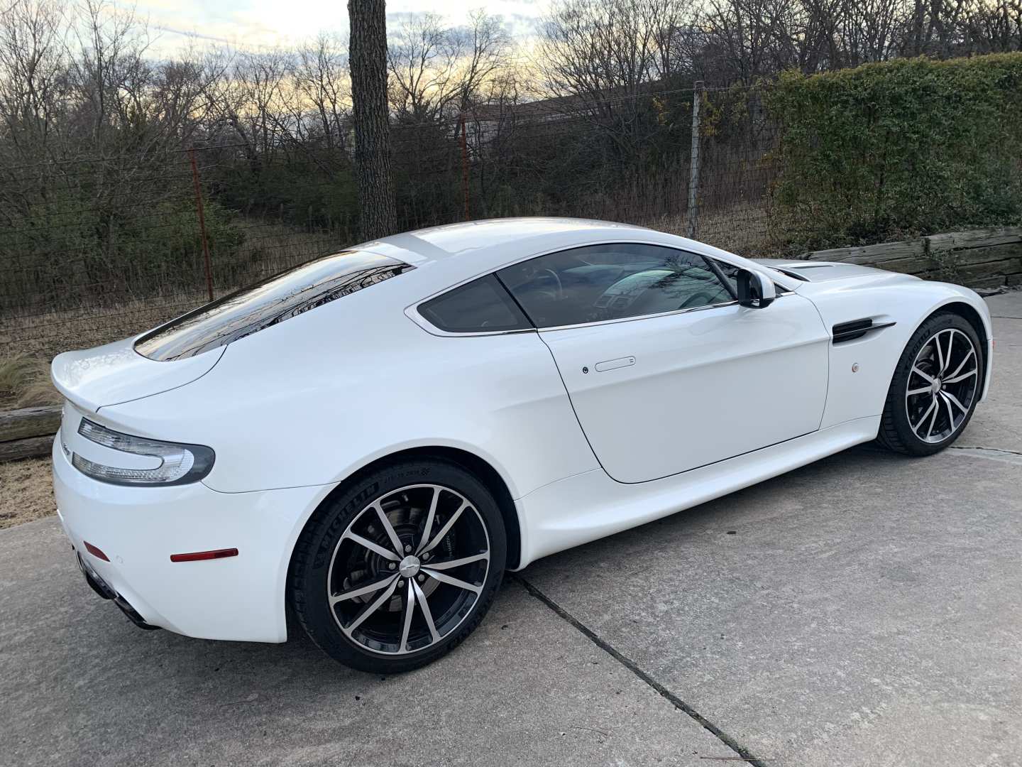 1st Image of a 2011 ASTON MARTIN VANTAGE