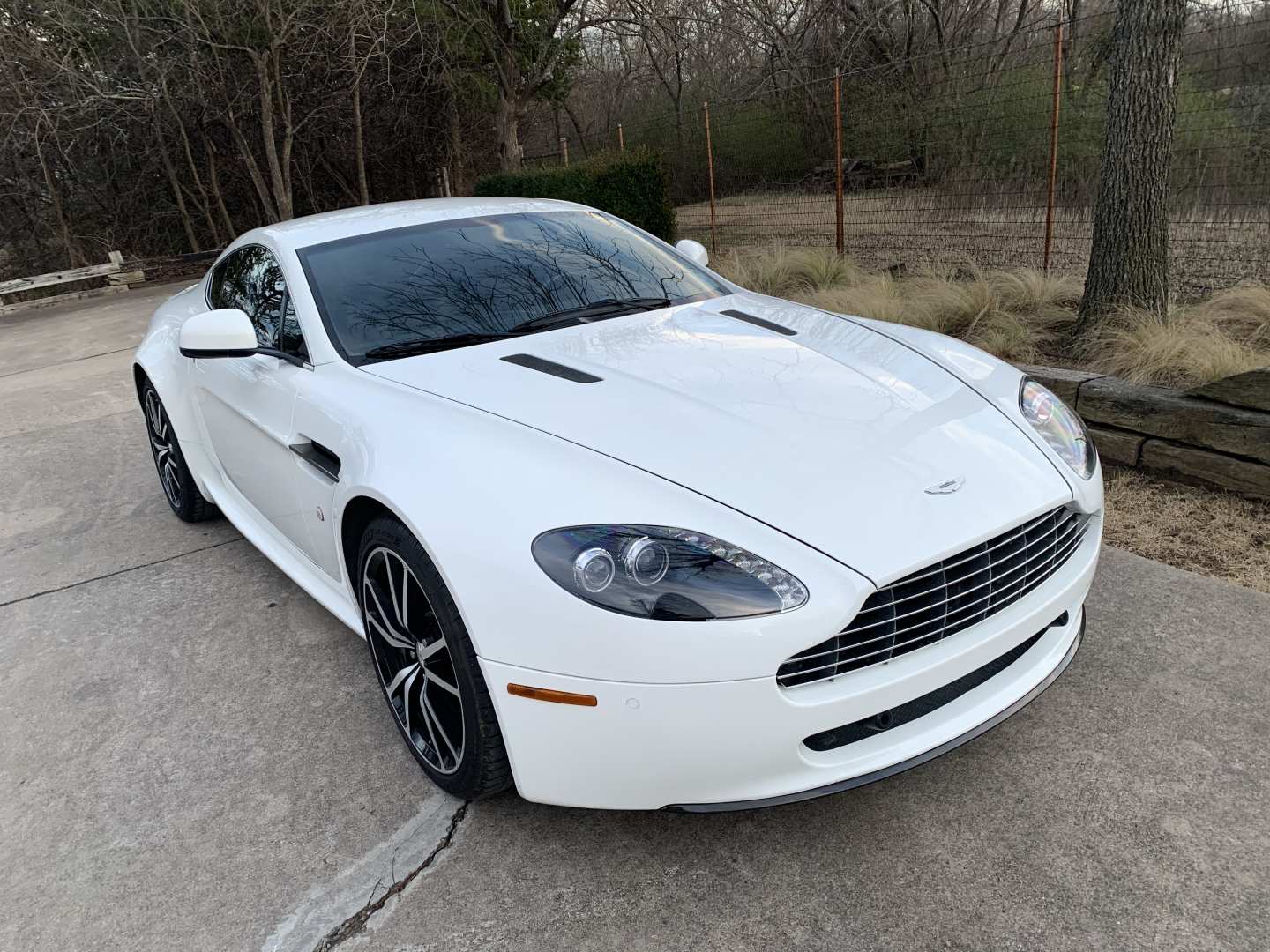 2nd Image of a 2011 ASTON MARTIN VANTAGE