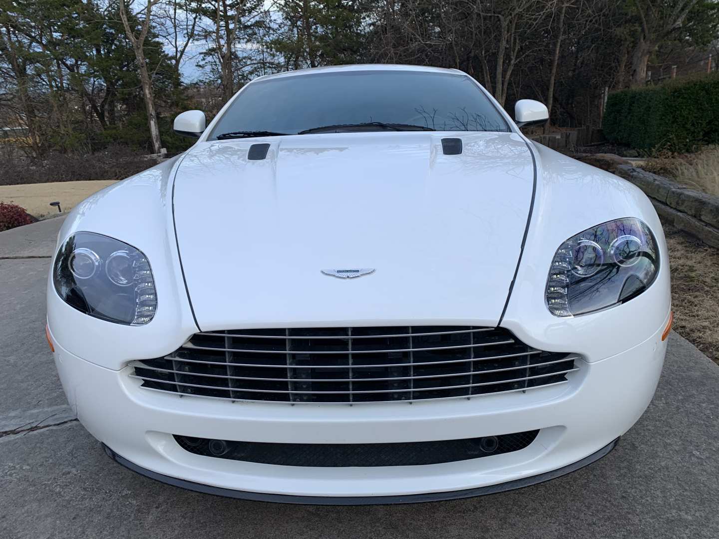 3rd Image of a 2011 ASTON MARTIN VANTAGE