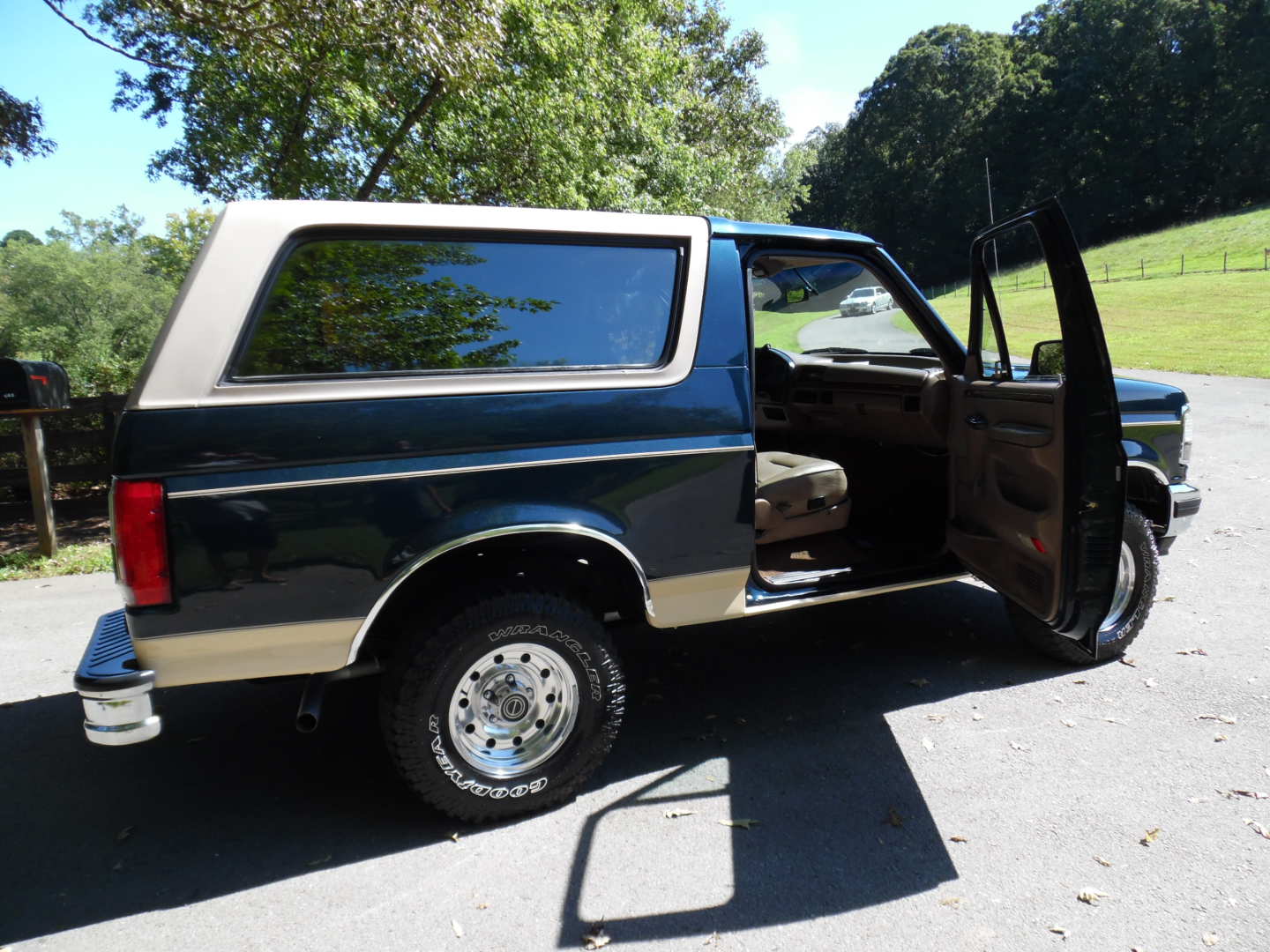 4th Image of a 1996 FORD BRONCO EDDIE BAUER