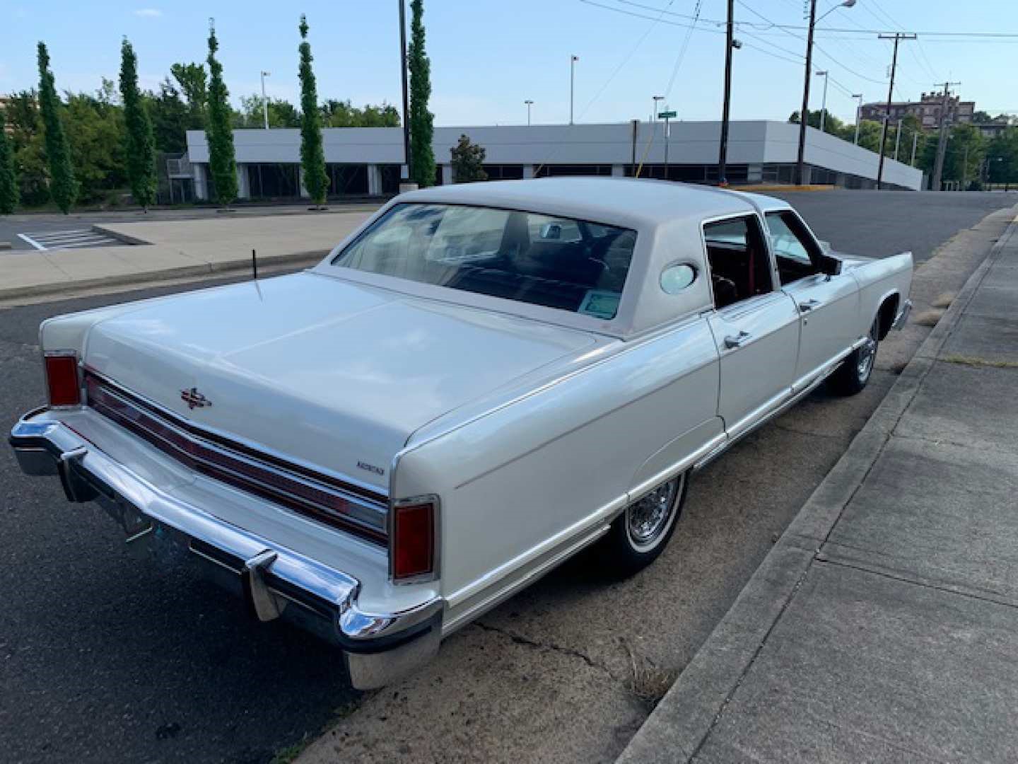 2nd Image of a 1977 LINCOLN TOWNCAR