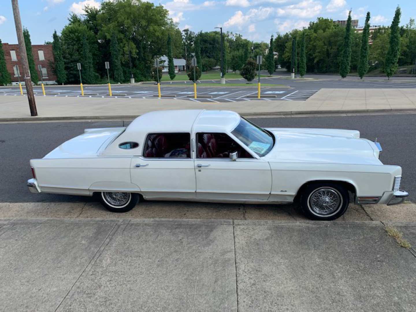 3rd Image of a 1977 LINCOLN TOWNCAR