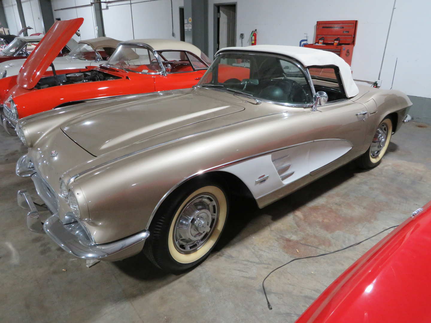 1st Image of a 1961 CHEVROLET CORVETTE