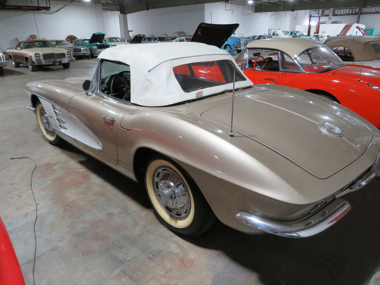 3rd Image of a 1961 CHEVROLET CORVETTE