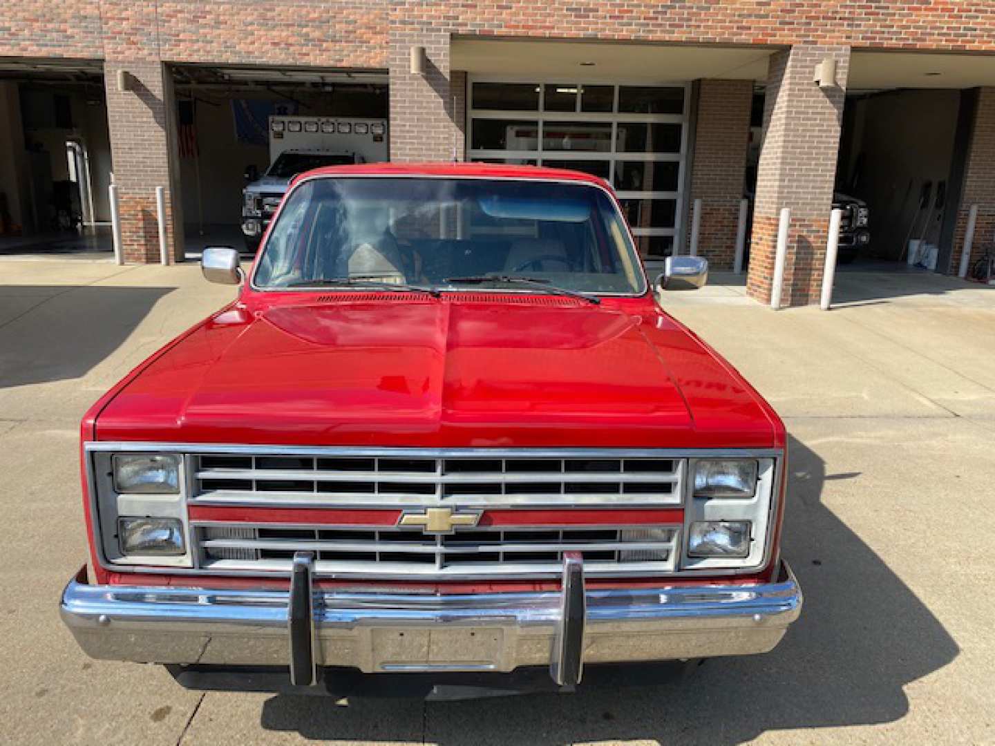 2nd Image of a 1986 CHEVROLET SUBURBAN 1/2 TON; C10