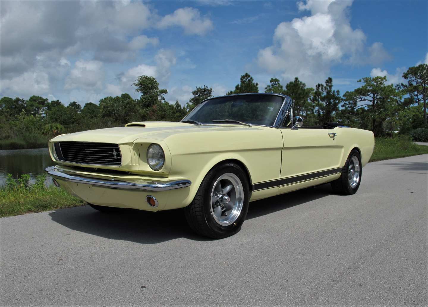 2nd Image of a 1966 FORD MUSTANG