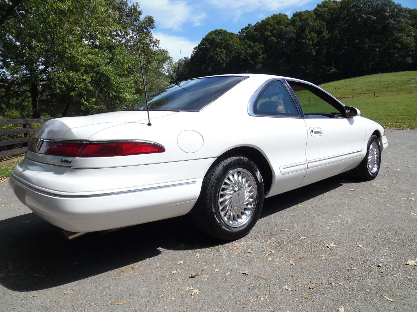 2nd Image of a 1995 LINCOLN MARK VIII