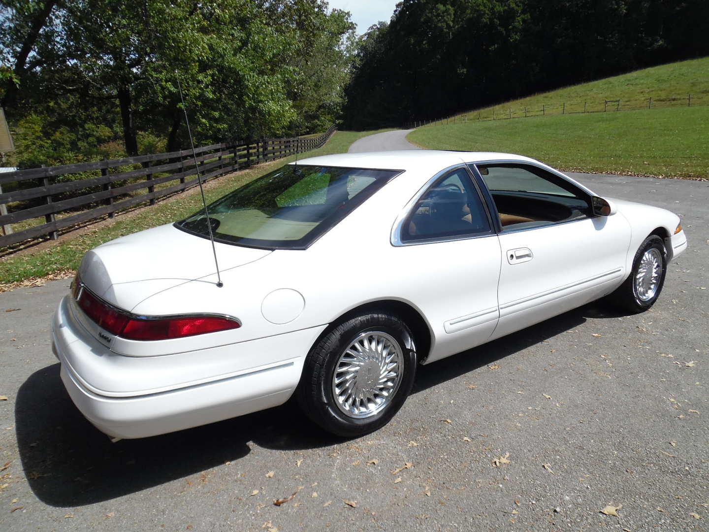 4th Image of a 1995 LINCOLN MARK VIII