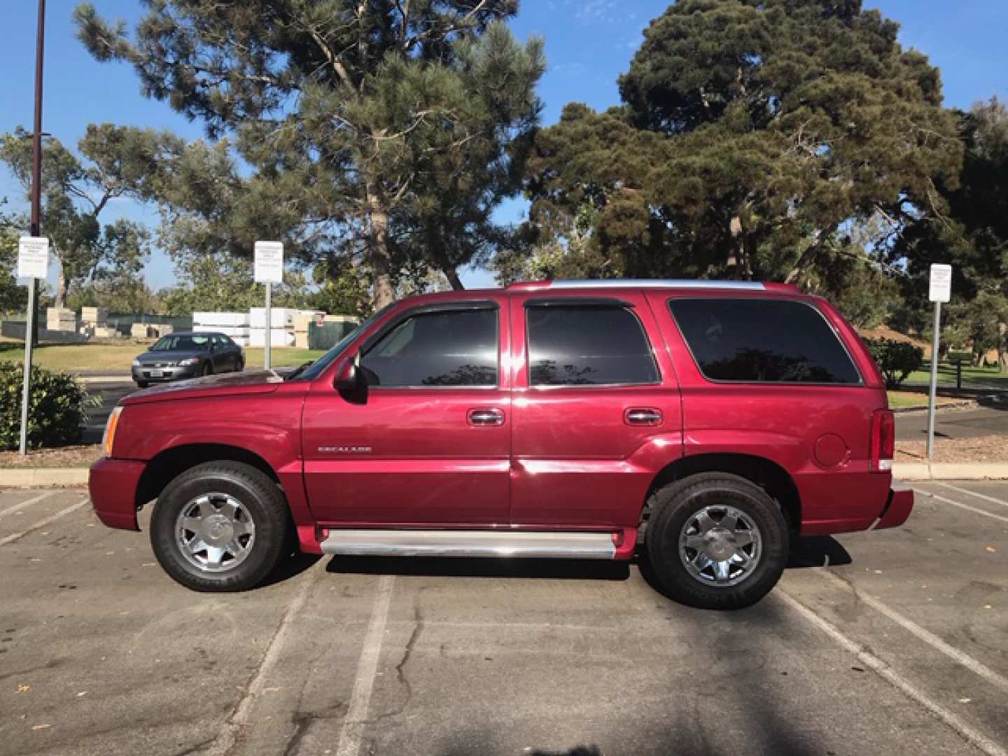 2nd Image of a 2005 CADILLAC ESCALADE 1500; LUXURY