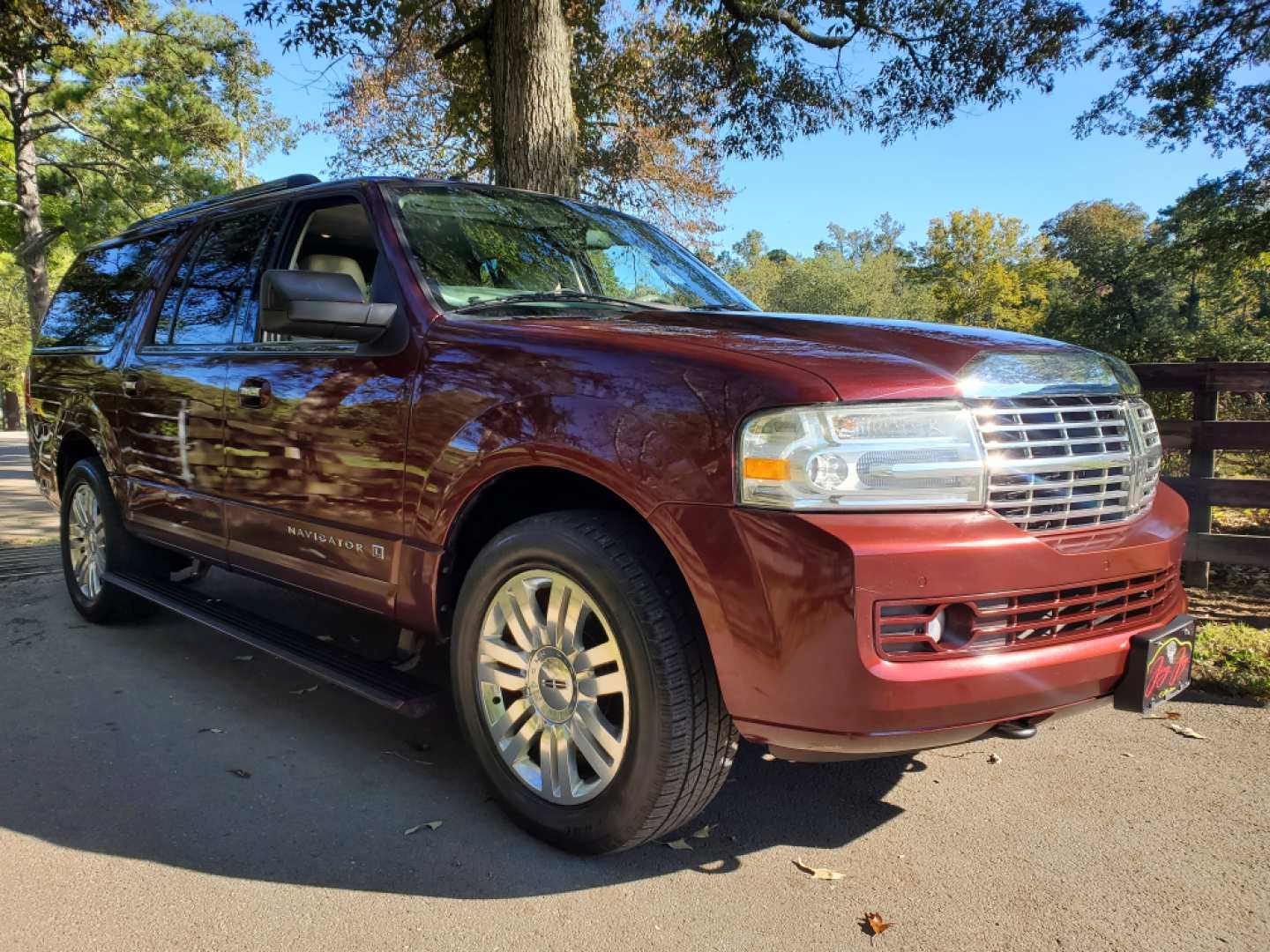 2nd Image of a 2011 LINCOLN NAVIGATOR L