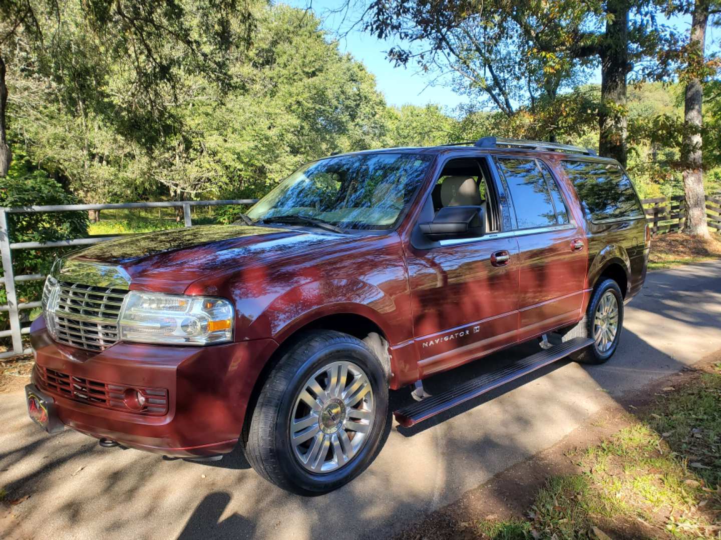3rd Image of a 2011 LINCOLN NAVIGATOR L