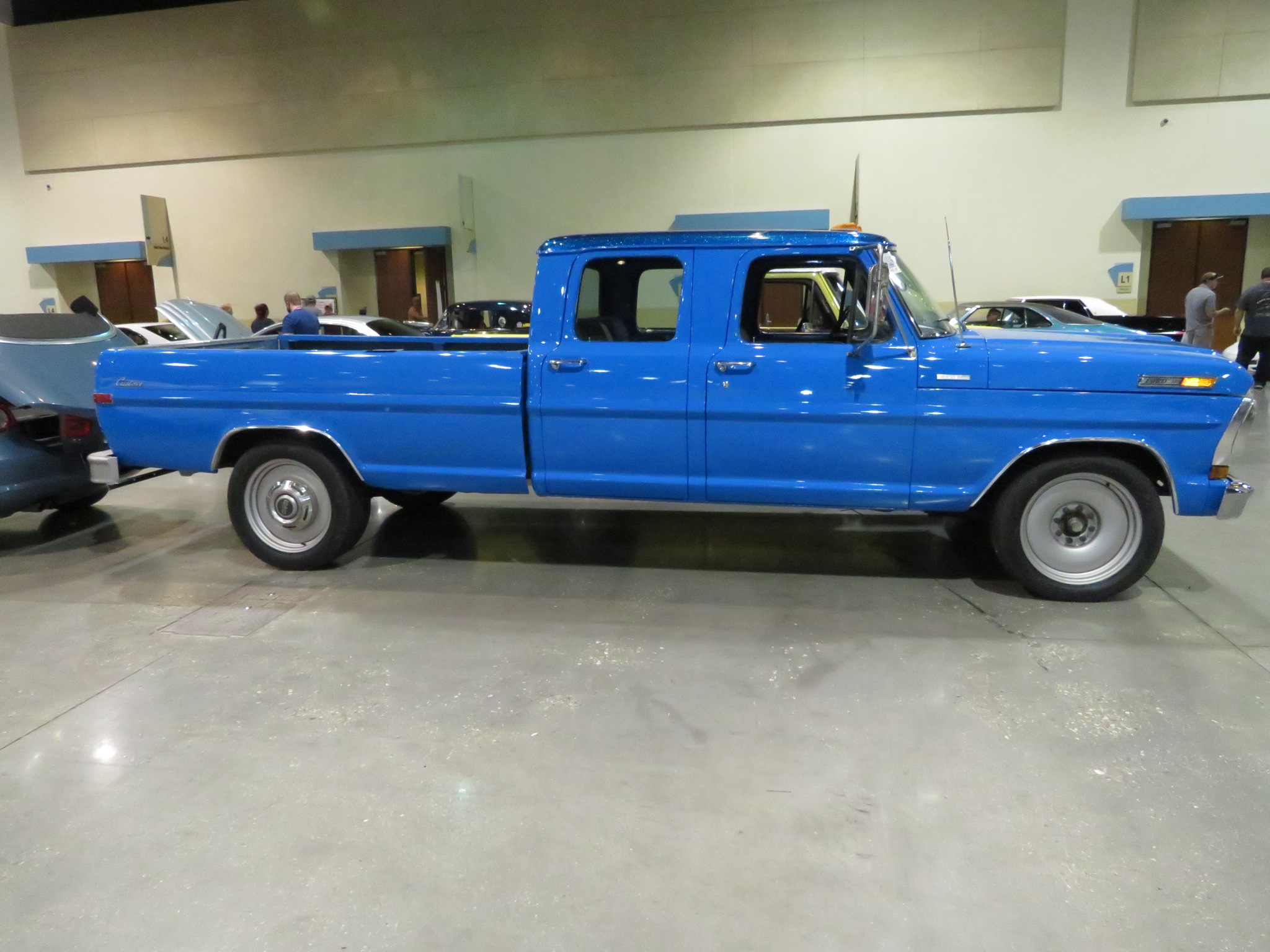 2nd Image of a 1971 FORD F350