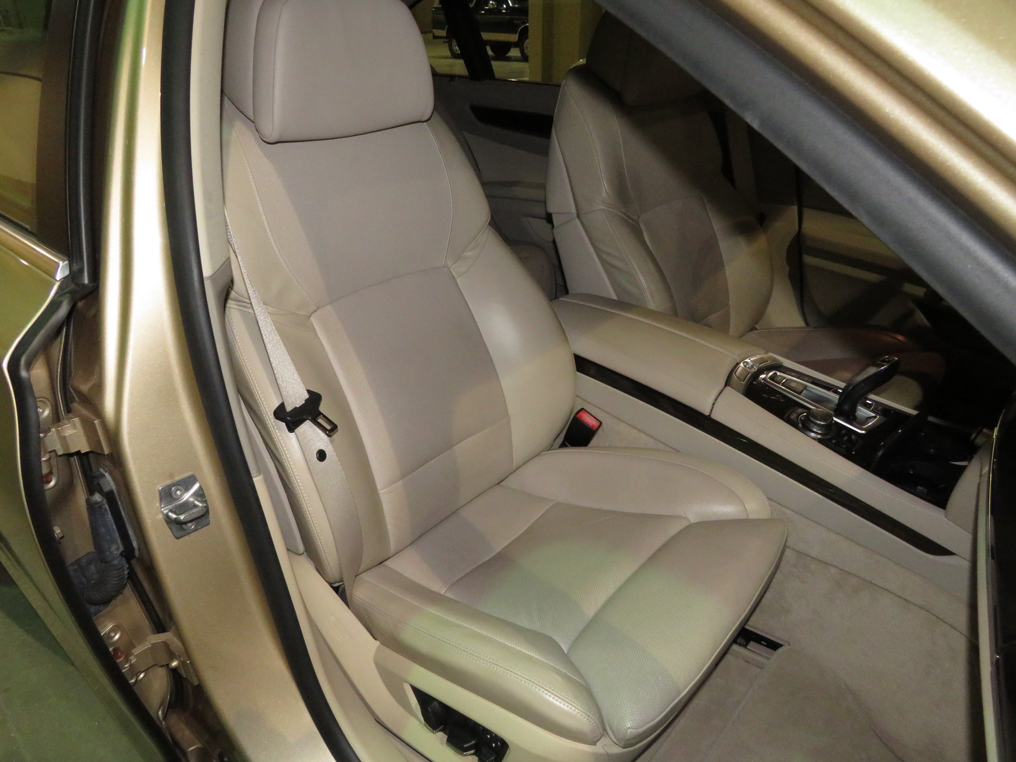 9th Image of a 2010 BMW 7 SERIES 750LI