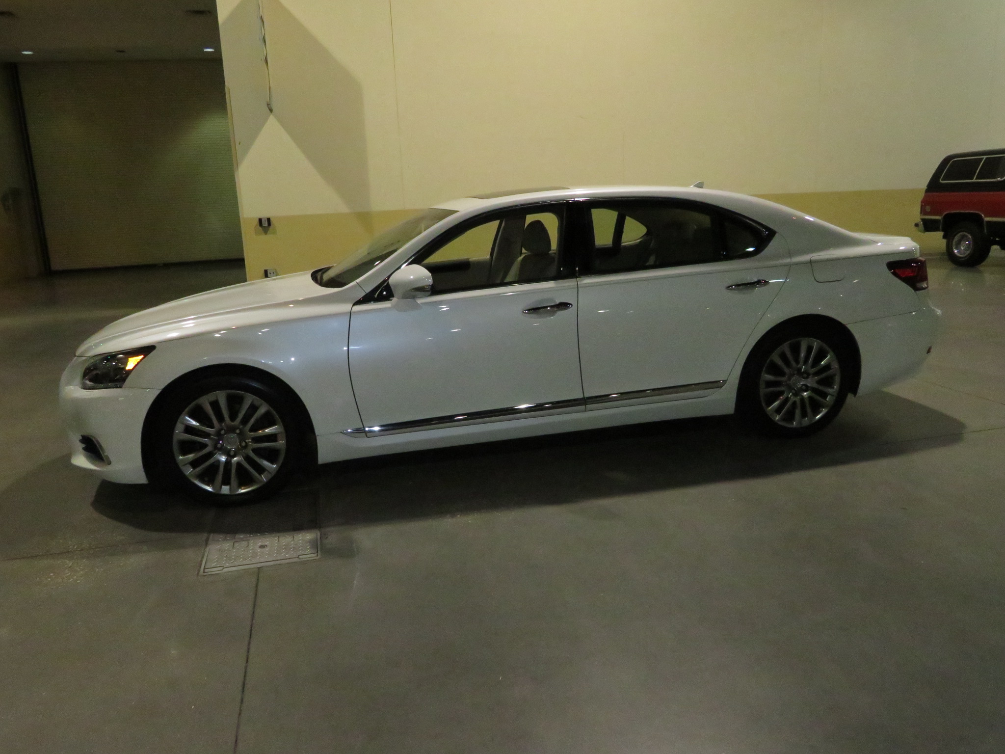 2nd Image of a 2013 LEXUS LS 460