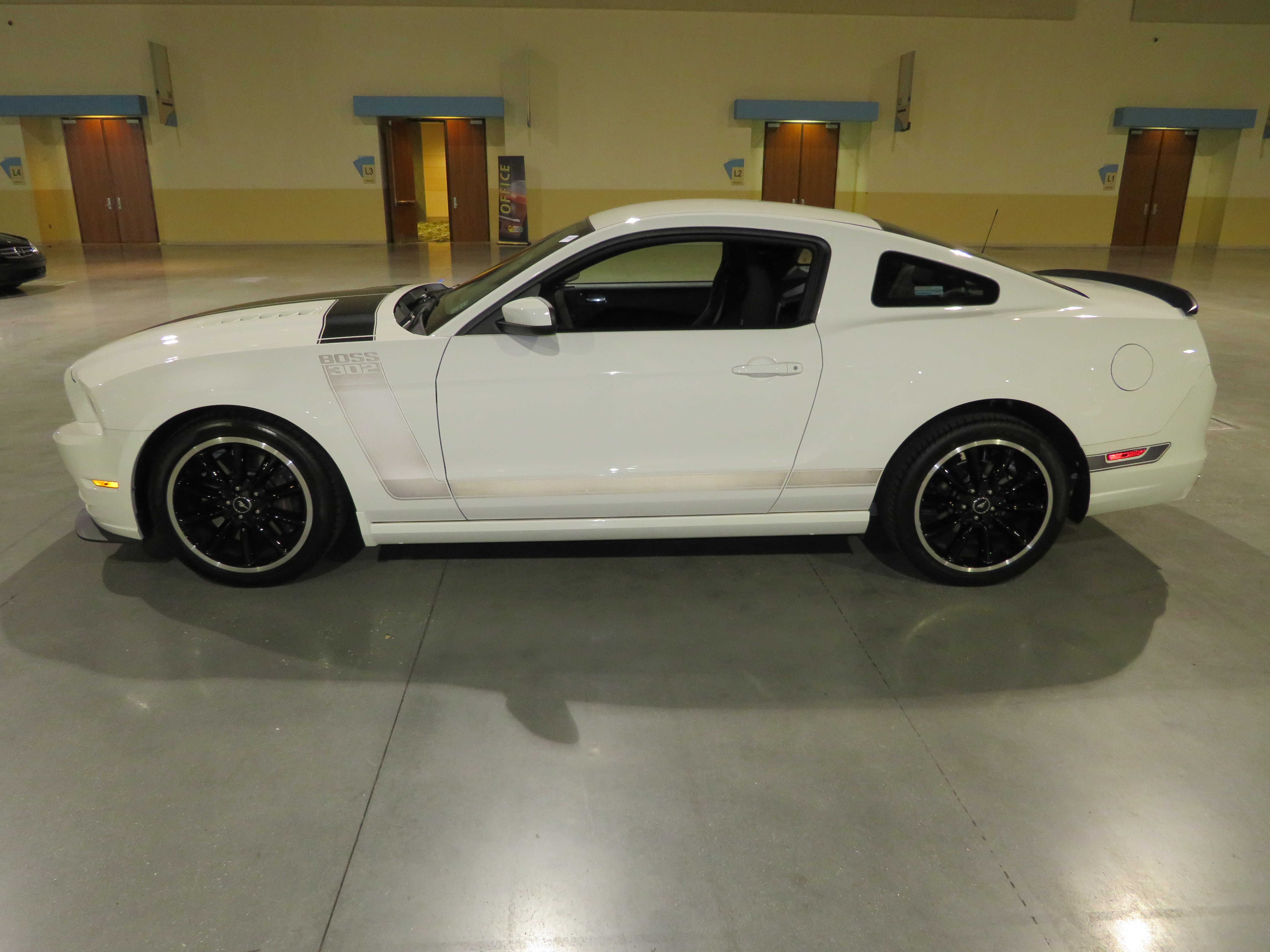 3rd Image of a 2013 FORD MUSTANG BOSS 302