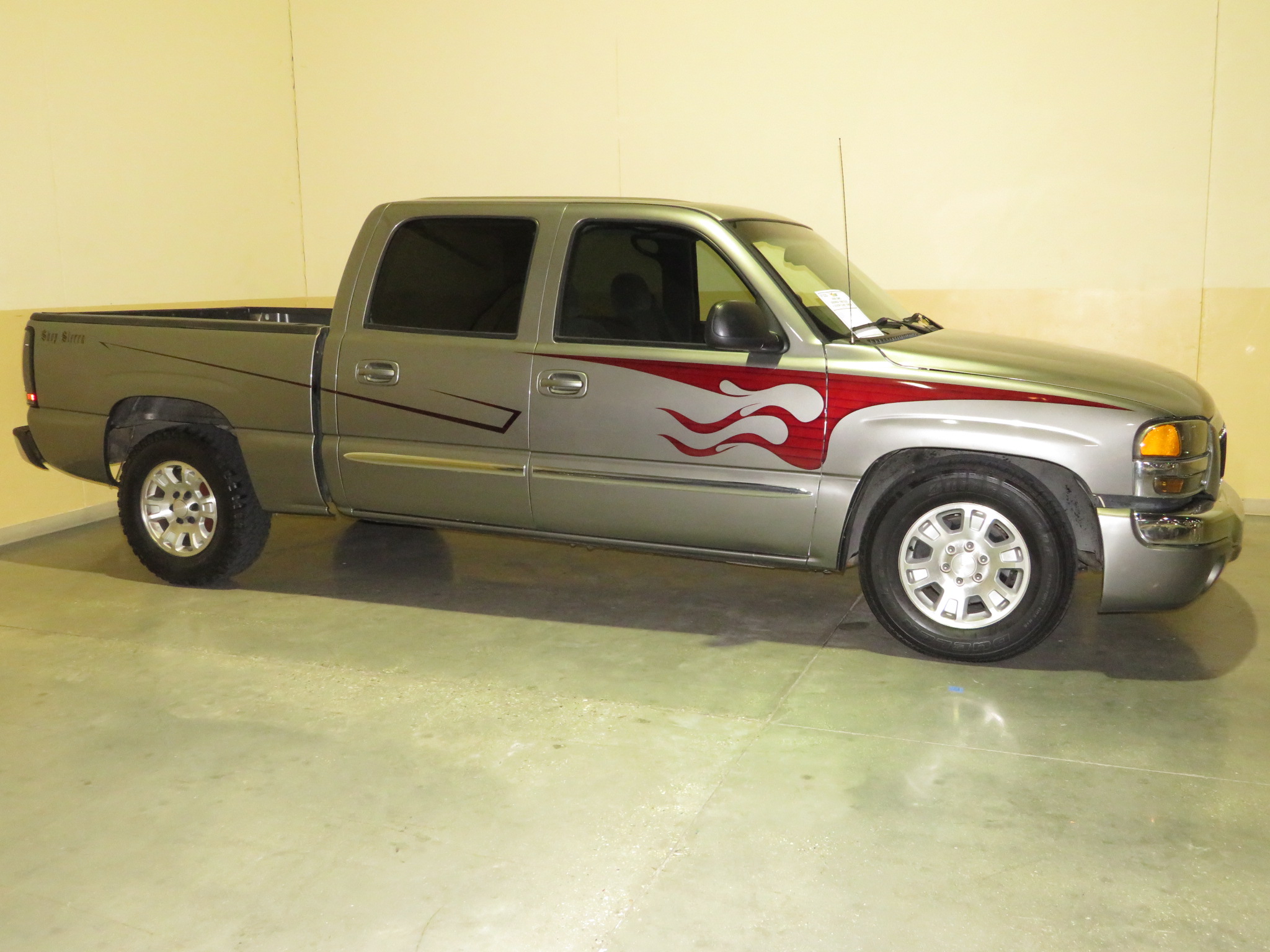 2nd Image of a 2006 GMC SIERRA 1500 SLE