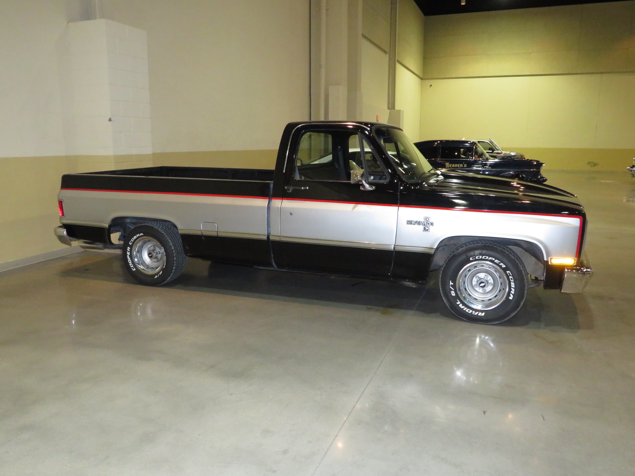 2nd Image of a 1985 CHEVROLET C10