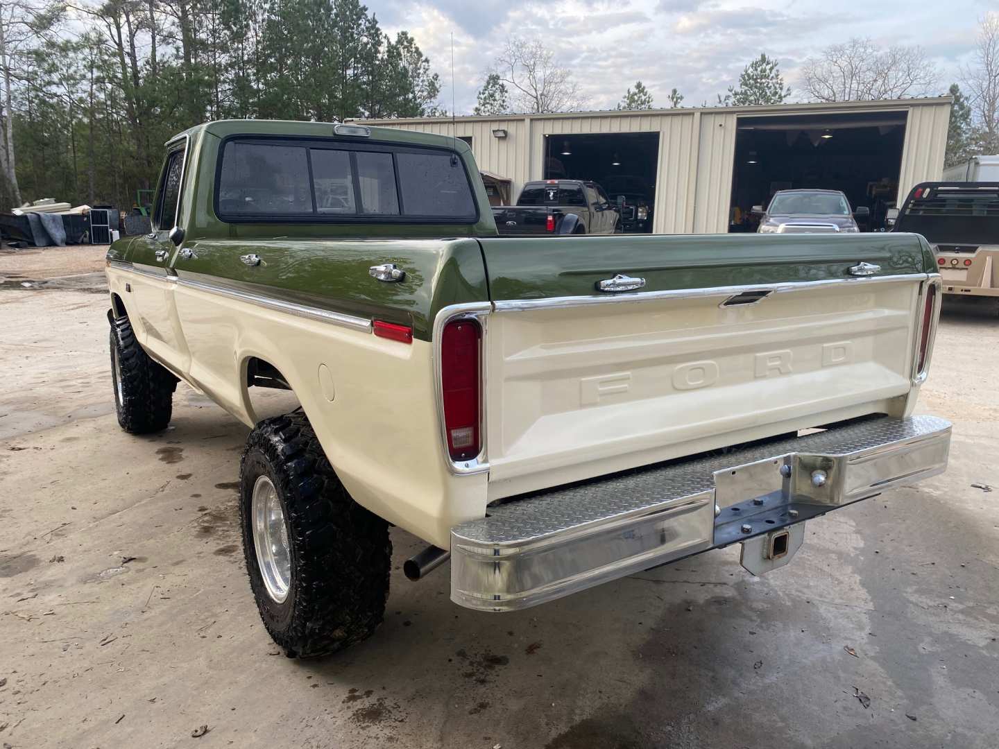 2nd Image of a 1976 FORD F250