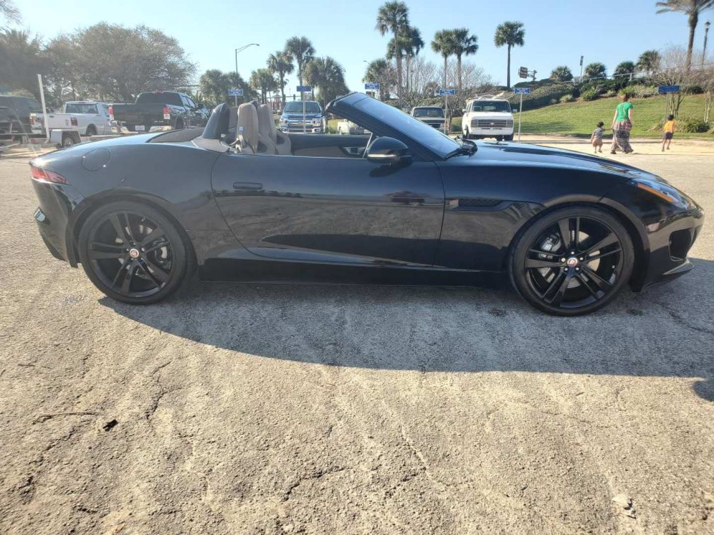 3rd Image of a 2017 JAGUAR F-TYPE